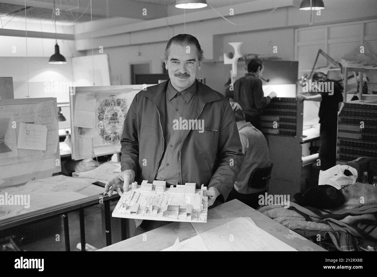 Heute 8 - 5 - 1971: Der radikale Architekt-Professor. Vor einem Jahr wurde es der 52jährige Ex-Kanadier Robert Esdaile, der die freie Professur in der Architekturabteilung des Norwegischen Instituts für Technologie übernahm. Aber es würde sehr lange dauern, bis die Erwähnung eine Tatsache war. Foto: Ivar Aaserud/aktuell/NTB ***FOTO NICHT VERARBEITET*** dieser Bildtext wird automatisch übersetzt Stockfoto