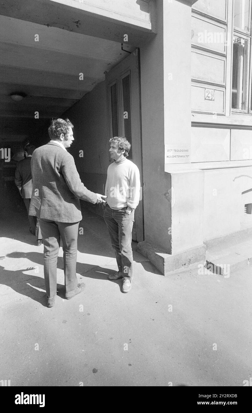 Aktuell 20 - 3 - 1971: Die dunkle Dachwohnung der Kirche die Fakultät der Pfarrgemeinde nähert sich dem Rand des Finanzbankrotts und hat staatliche Beihilfen beantragt. Aber kann die Storting Unterstützung gewähren, solange die private Bildungseinrichtung Andersdenkende ausschließt und weiblichen Schülerinnen nicht die gleiche Ausbildung wie männlichen Schülern gewährt? Foto: Aage Storløkken / aktuell / NTB ***FOTO NICHT VERARBEITET*** dieser Bildtext wird automatisch übersetzt Stockfoto