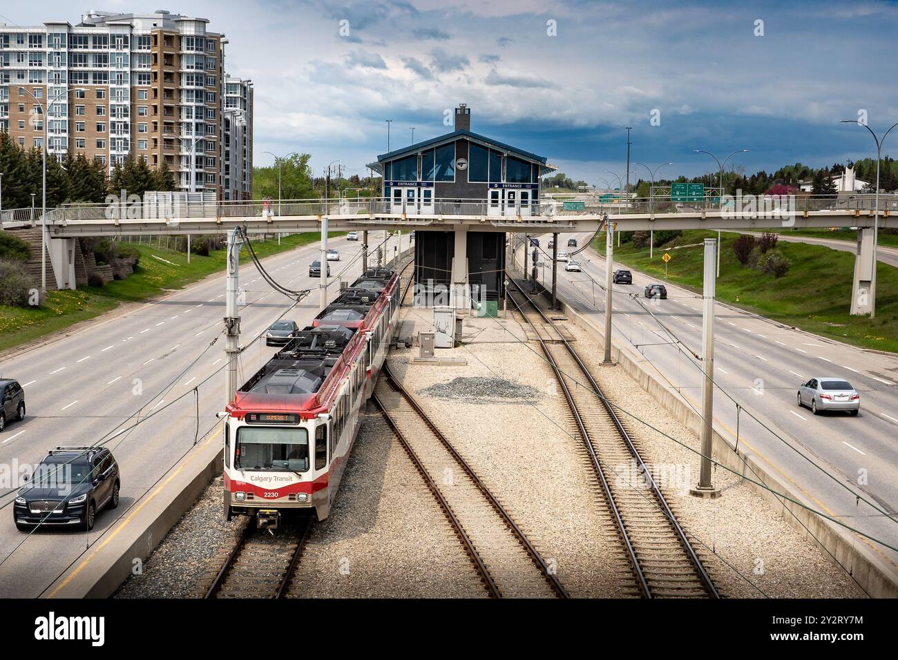 Calgary Alberta Canada, 20. Juni 2024: Der Transitzug fährt von der Dalhousie Station in Richtung des Geschäftsviertels in der Innenstadt entlang des Crowchild Trail Ove Stockfoto