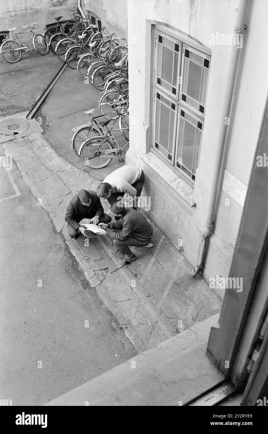 Aktuell 20 - 3 - 1971: Die dunkle Dachwohnung der Kirche die Fakultät der Pfarrgemeinde nähert sich dem Rand des Finanzbankrotts und hat staatliche Beihilfen beantragt. Aber kann die Storting Unterstützung gewähren, solange die private Bildungseinrichtung Andersdenkende ausschließt und weiblichen Schülerinnen nicht die gleiche Ausbildung wie männlichen Schülern gewährt? Foto: Aage Storløkken / aktuell / NTB ***FOTO NICHT VERARBEITET*** dieser Bildtext wird automatisch übersetzt Stockfoto