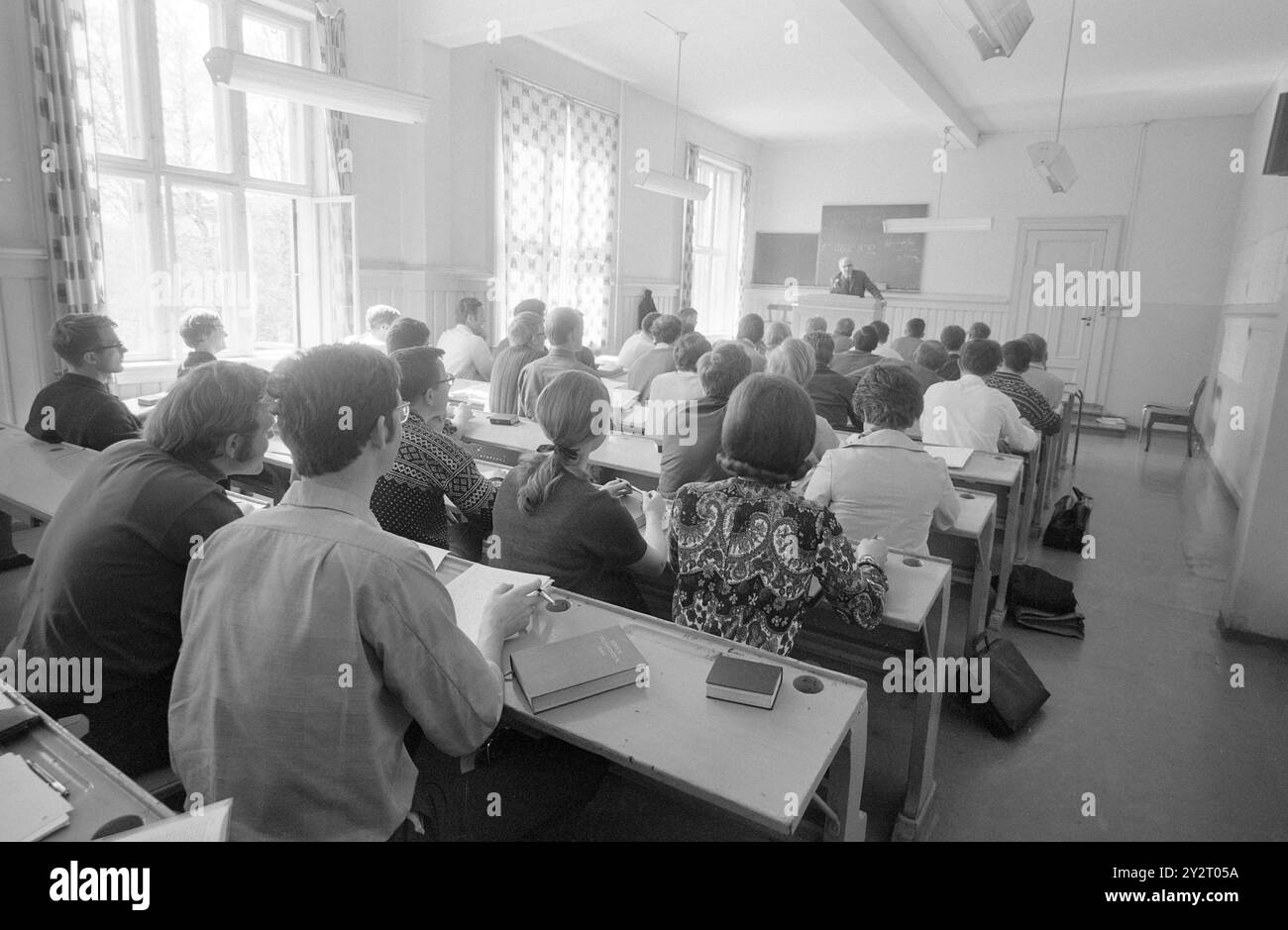Aktuell 20 - 3 - 1971: Die dunkle Dachwohnung der Kirche die Fakultät der Pfarrgemeinde nähert sich dem Rand des Finanzbankrotts und hat staatliche Beihilfen beantragt. Aber kann die Storting Unterstützung gewähren, solange die private Bildungseinrichtung Andersdenkende ausschließt und weiblichen Schülerinnen nicht die gleiche Ausbildung wie männlichen Schülern gewährt? Foto: Aage Storløkken / aktuell / NTB ***FOTO NICHT VERARBEITET*** dieser Bildtext wird automatisch übersetzt Stockfoto
