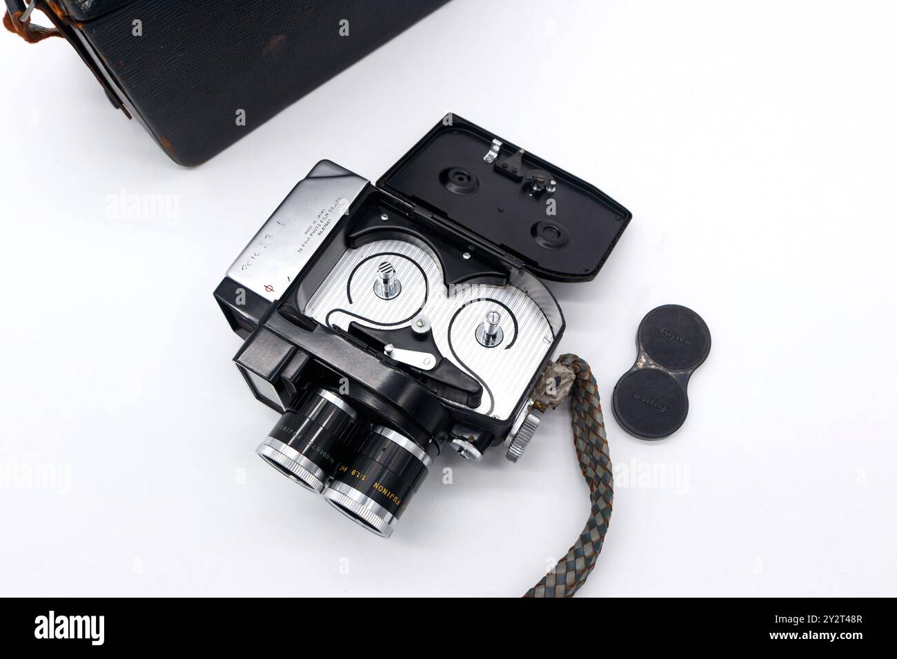 Vintage 1960er Jahre FUJICA 8EE Doppel 8mm Cine Film Kamera - Dreifach Objektiv isoliert auf weißem Studiohintergrund Stockfoto