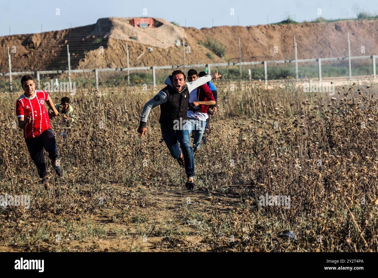 Gazastreifen, Palästina, 10. Mai 2019. Palästinensische Demonstranten stoßen bei den Kundgebungen des Großen Marsches der Rückkehr am Freitag in der Nähe von Abu Safiya im nördlichen Gazastreifen auf israelische Soldaten. Nach Angaben des Gesundheitsministeriums für Gaza wurde der 24-jährige palästinensische Abdullah Abd Al-AAL bei den Grenzprotesten östlich von Rafah im südlichen Gazastreifen am Freitag durch israelische Feuer getötet. Palästinenser schleuderten mit Steinen auf israelische Truppen, während die israelische Armee Gazastreifen, Lebendkugeln und Gummigeschosse gegen die Demonstranten einsetzte. Einige Demonstranten litten an verschiedenen Stellen unter Tränengas und Schussverletzungen Stockfoto