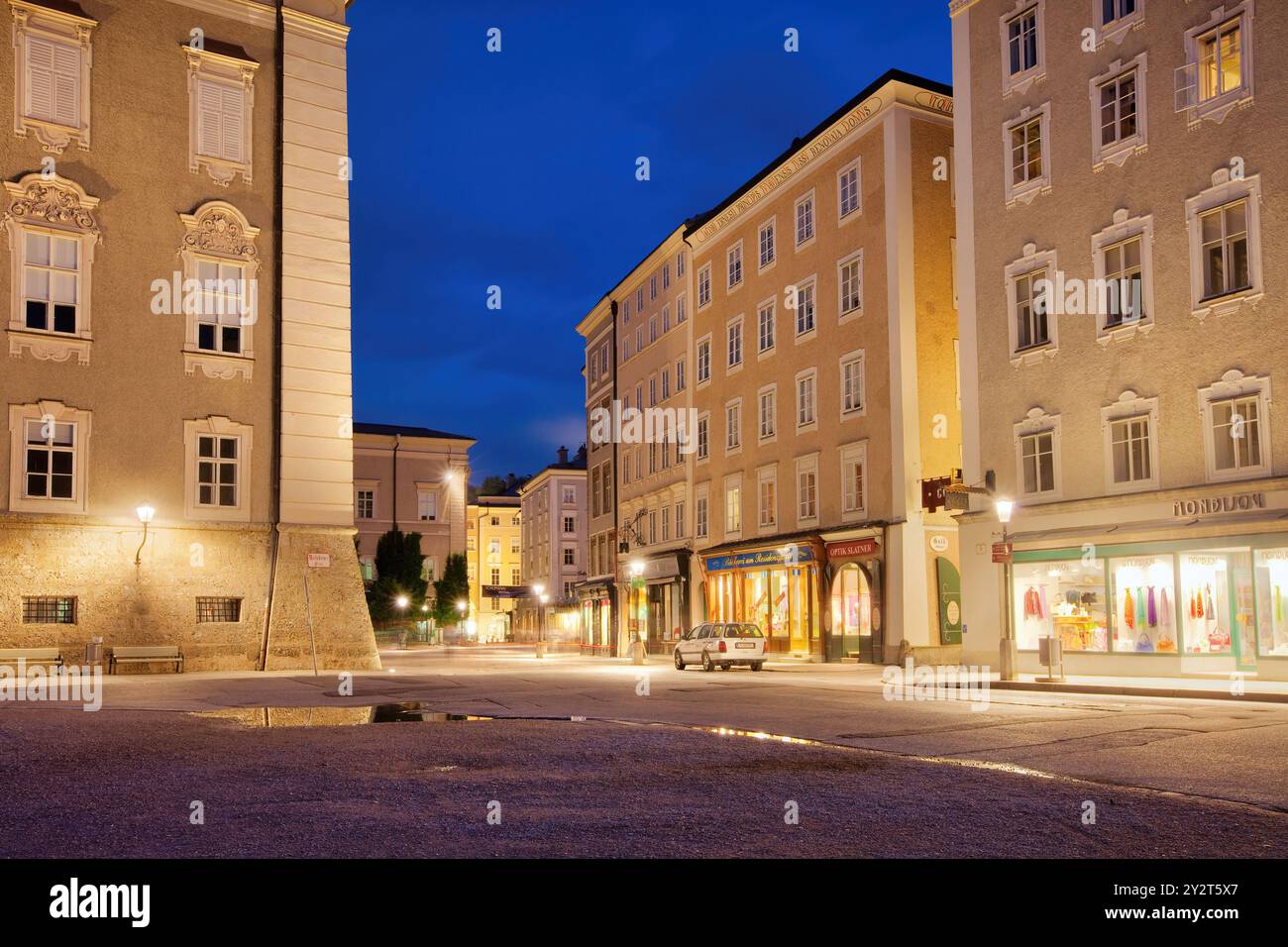 Geschäfte in der Innenstadt von Salzburg, Österreich am Abend. Stockfoto