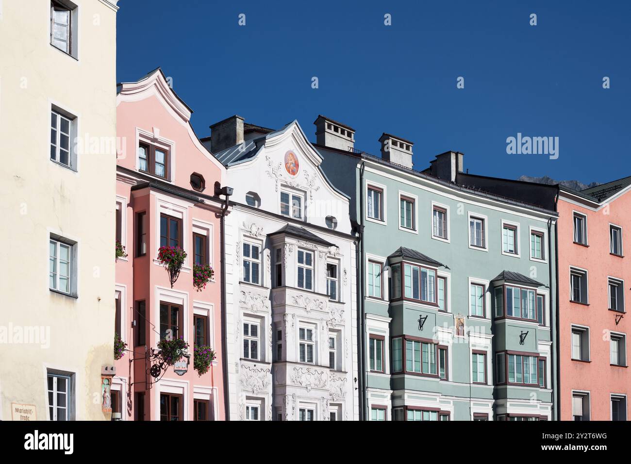 Reich verzierte Stadthäuser in der Innenstadt von Innsbruck, Österreich. Stockfoto