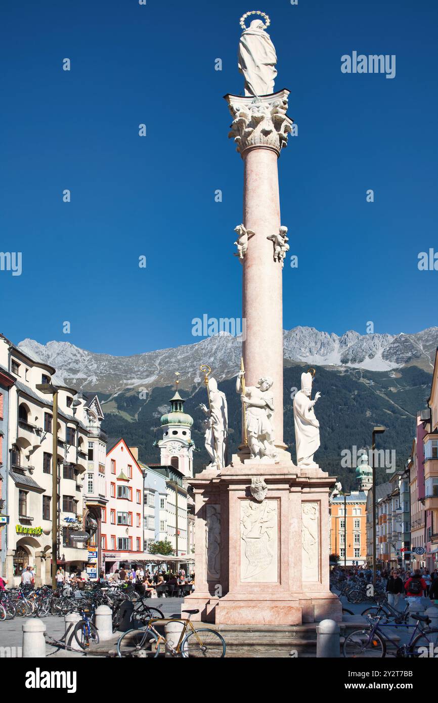 Maria Theresia Straße mit Annasaule im Zentrum von Innsbruck Tirol Österreich. Stockfoto