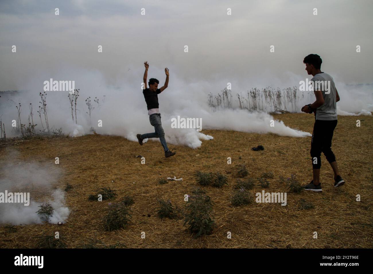 Gaza, Palästina. 31. Mai 2019. Palästinenser versammeln sich für den Großen Rückkehrmarsch mit israelischen Truppen in der Nähe von Abu Safyia im Norden des Gazastreifens. Palästinensische Demonstranten hatten sich an verschiedenen Orten entlang der Grenze des Gazastreifens zu Israel versammelt, wobei einige Steine auf die israelischen Soldaten auf der anderen Seite des Zauns warfen. Soldaten feuerten lebendige und gummibeschichtete Kugeln und Tränengas auf sie ab und verletzten eine Reihe von Demonstranten. Seit dem Beginn des Großen Rückkehrprotests in Gaza am 30. März 2018 wurden mehr als 250 palästinensische Demonstranten getötet Stockfoto