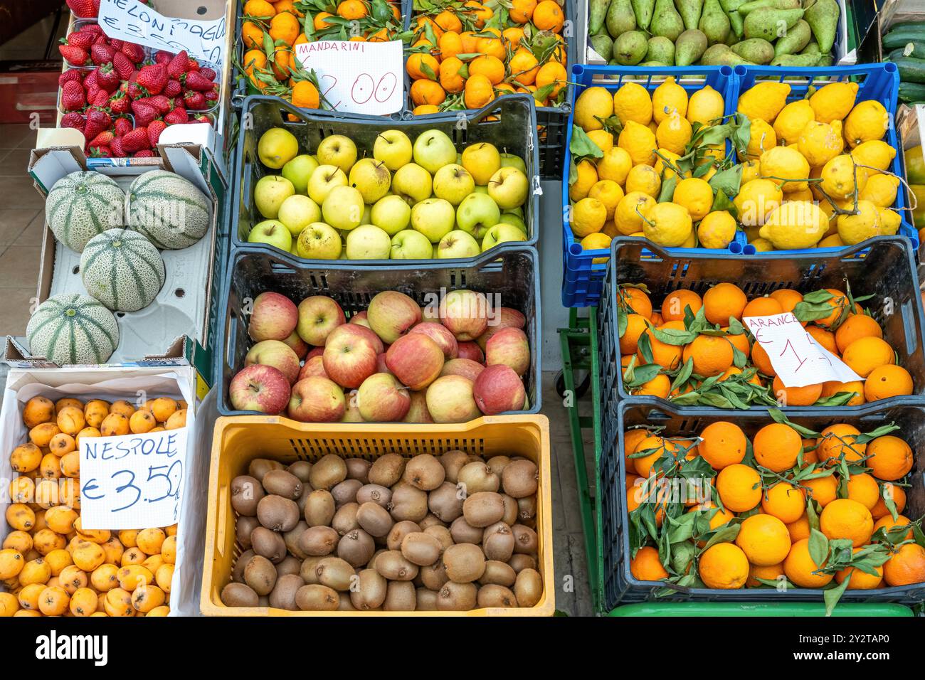 Große Auswahl an Früchten zum Verkauf auf einem Markt Stockfoto