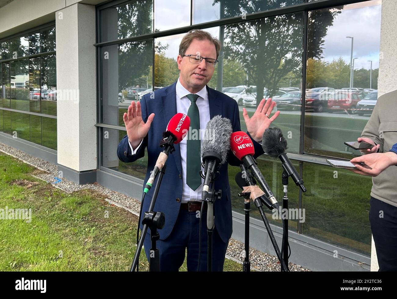 Staatsminister für internationalen Verkehr James Lawless in Ryanair Büros in der Nähe des Flughafens Dublin. Der Minister sagte, dass Touristen, die Dublin besuchen, in Erwägung ziehen sollten, zu den Flughäfen Shannon oder Cork zu fliegen. Er machte die Bemerkungen in einem seit langem andauernden Streit um eine Passagierbegrenzung am Flughafen Dublin. Irlands geschäftigster Flughafen darf nur bis zu 32 Millionen Passagiere pro Jahr fliegen, basierend auf den Planungsbedingungen von vor 15 Jahren. Ausgabedatum: Mittwoch, 11. September 2024. Stockfoto