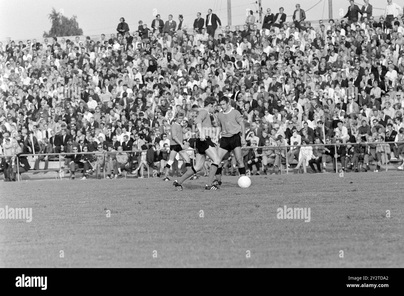 Aktuell 32 - 6 - 1971: Die Wendung des norwegischen Grases gegen Roald Kniksen Jensen ist nach sechs Jahren als Profi im schottischen 1. Liga-Club Hearts aus Edinburgh wieder im norwegischen Spitzenfußball. Er debütierte erneut im Brann Trikot gegen Strømsgodset im Marienlyst-Stadion in Drammen am Sonntag, 1. August. Es hat Brann nicht viel geholfen, da er Gefahr läuft, in die 2. Division abzusteigen. Das Spiel endete 3-1 gegen Strømsgodset. Foto: Aage Storløkken / aktuell / NTB ***FOTO NICHT VERARBEITET*** dieser Bildtext wird automatisch übersetzt Stockfoto