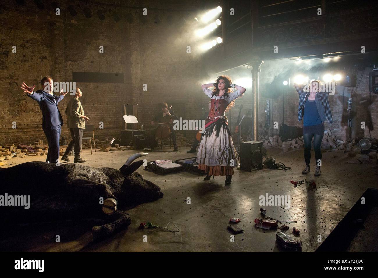 l-r: John Light (Escamillo), Noma Dumezweni (Don Jose), Viktoria Vizin (Chorus), Katie West (Micaela) in CARMEN DISRUPTION von Simon Stephens im Almeida Theatre, London N1 04/2015 Design: Lizzie Clachan Beleuchtung: Jack Knowles Regie: Michael Longhurst Stockfoto