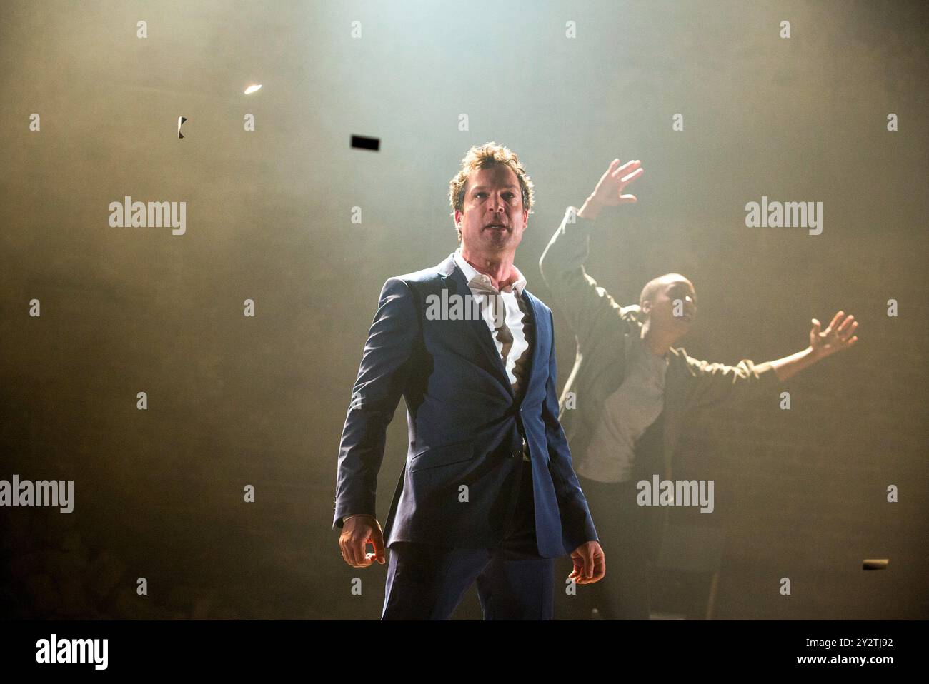 John Light (Escamillo), Noma Dumezweni (Don Jose) in CARMEN DISRUPTION von Simon Stephens im Almeida Theatre, London N1 04/2015 Design: Lizzie Clachan Beleuchtung: Jack Knowles Regie: Michael Longhurst Stockfoto