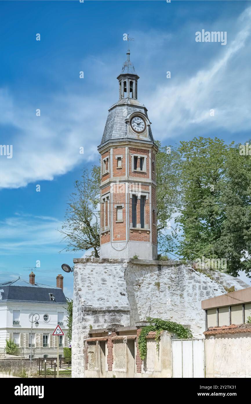 Wunderschöner Glockenturm in Crecy-la-Chapelle, Dorf in Frankreich, in der Nähe von Paris Stockfoto