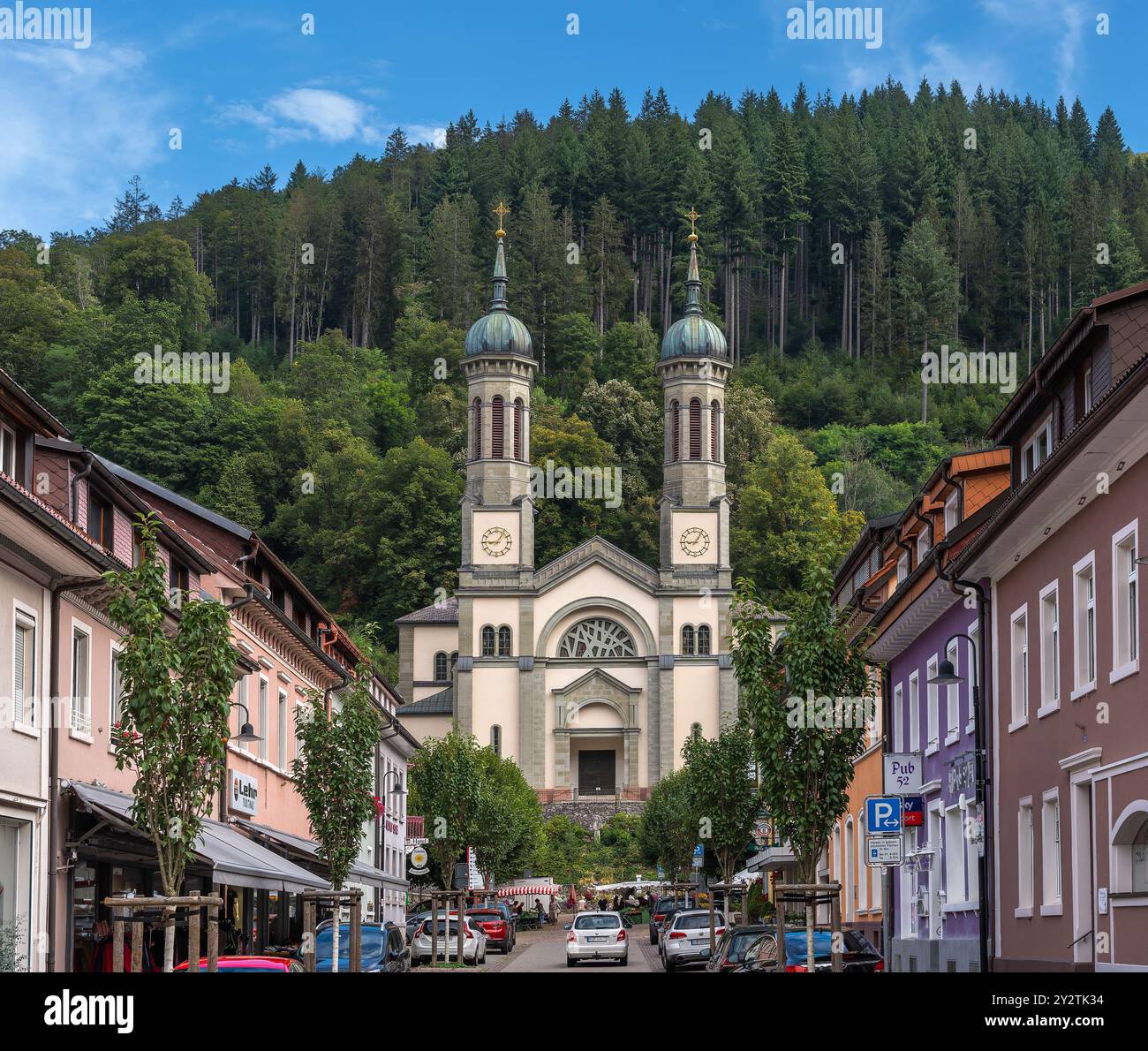 Ein malerischer Blick auf eine St. Johannes-Täuferkirche in Deutschland Stockfoto