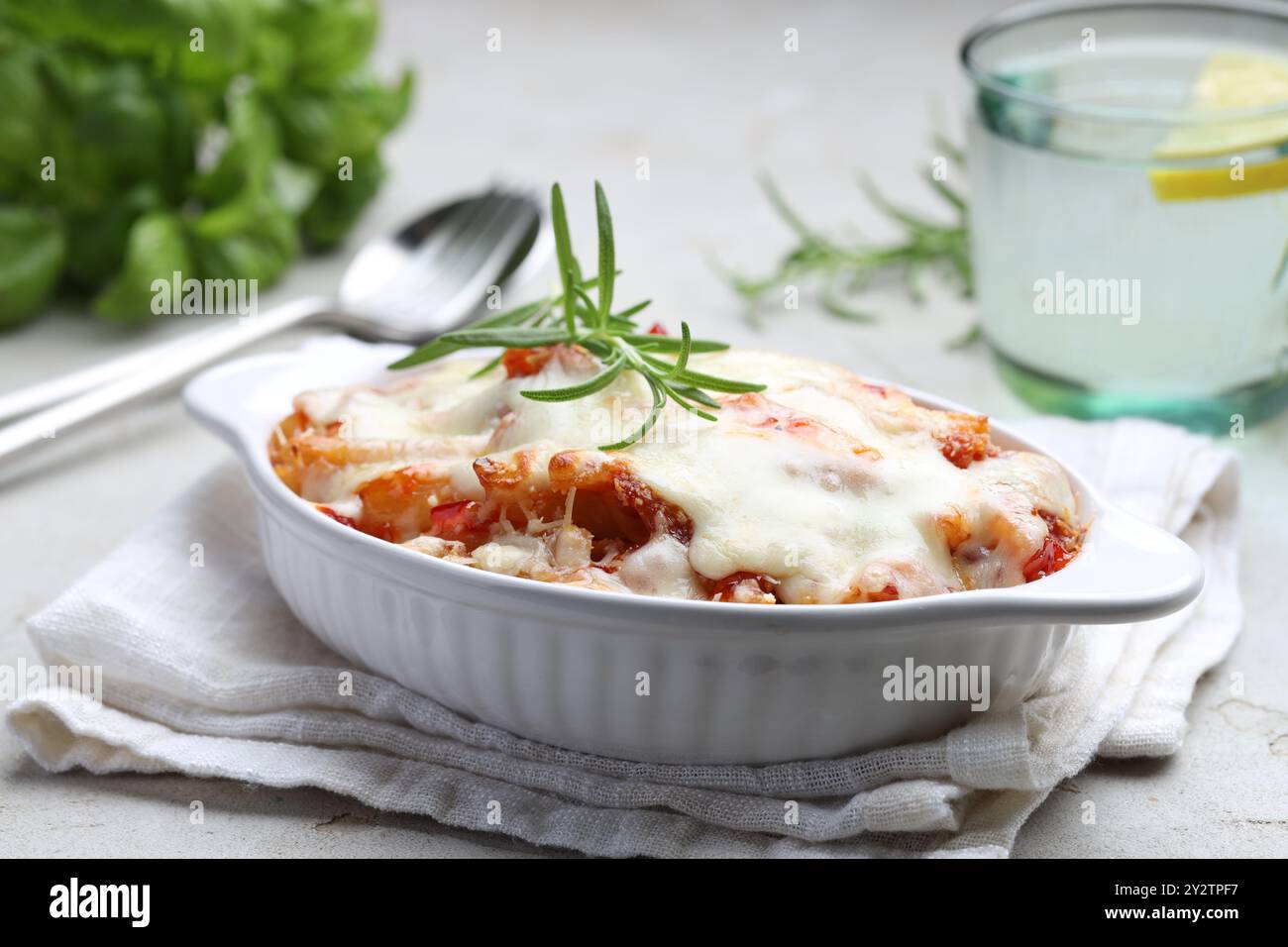 Köstliche al-Forno-Pasta in Backform auf Lichttisch, Nahaufnahme Stockfoto