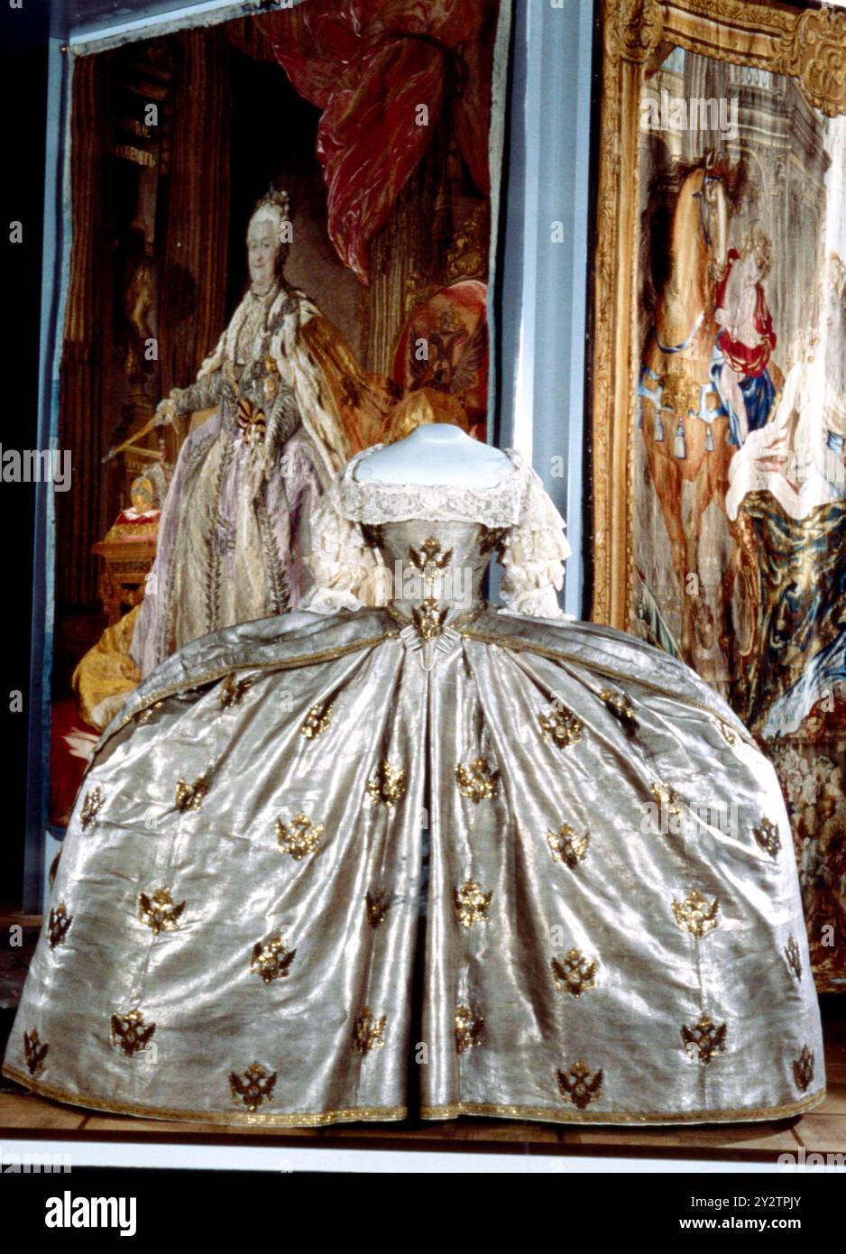 Marzo 1990 Archivio Storico Olycom/LaPresse Caterina II di Russia (Stettino, 2 maggio 1729 - San Pietroburgo, 17. Novembre 1796) conosciuta come Caterina la Grande, fu imperatrice di Russia dal 1762 alla morte. Fu uno dei più Signifikanativi esempi di dispotismo illuminato. Nella Foto: Tesori dell'Imperatrice Caterina II di Russia, abito dell'incoronazione im Foto: Schätze der Kaiserin Katharina II. Von Russland, Krönungskleid Credit: LaPresse/Alamy Live News Stockfoto
