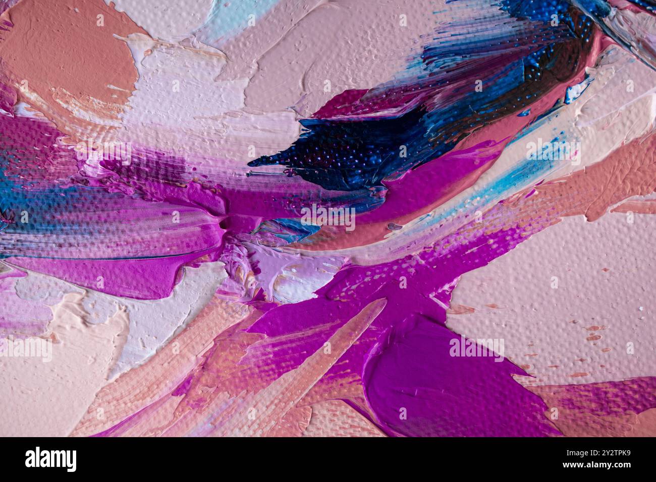 Abstrakte Kunst mit lebhaften Farben und kräftigen Texturen auf Leinwand, die eine dynamische Mischung aus violetten und blauen Tönen darstellen Stockfoto