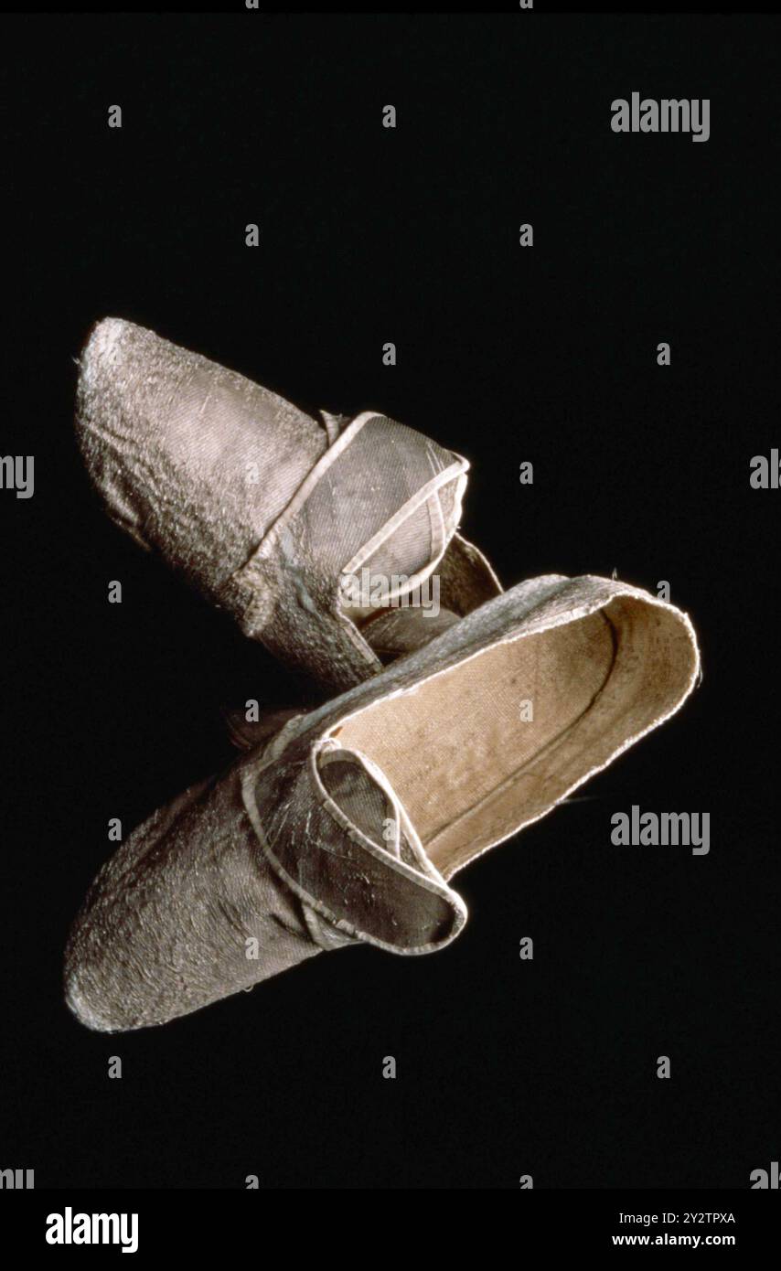 Marzo 1990 Leningrad Archivio Storico Olycom/LaPresse Caterina II di Russia (Stettino, 2 maggio 1729 - San Pietroburgo, 17. Novembre 1796) conosciuta come Caterina la Grande, fu imperatrice di Russia dal 1762 alla morte. Fu uno dei più Signifikanativi esempi di dispotismo illuminato. Nella Foto: Tesori dell'Imperatrice Caterina II di Russia, scarpe per l'incoronazione im Foto: Schätze der Kaiserin Katharina II. Von Russland, Krönungsschuhe￼ Credit: LaPresse/Alamy Live News Stockfoto