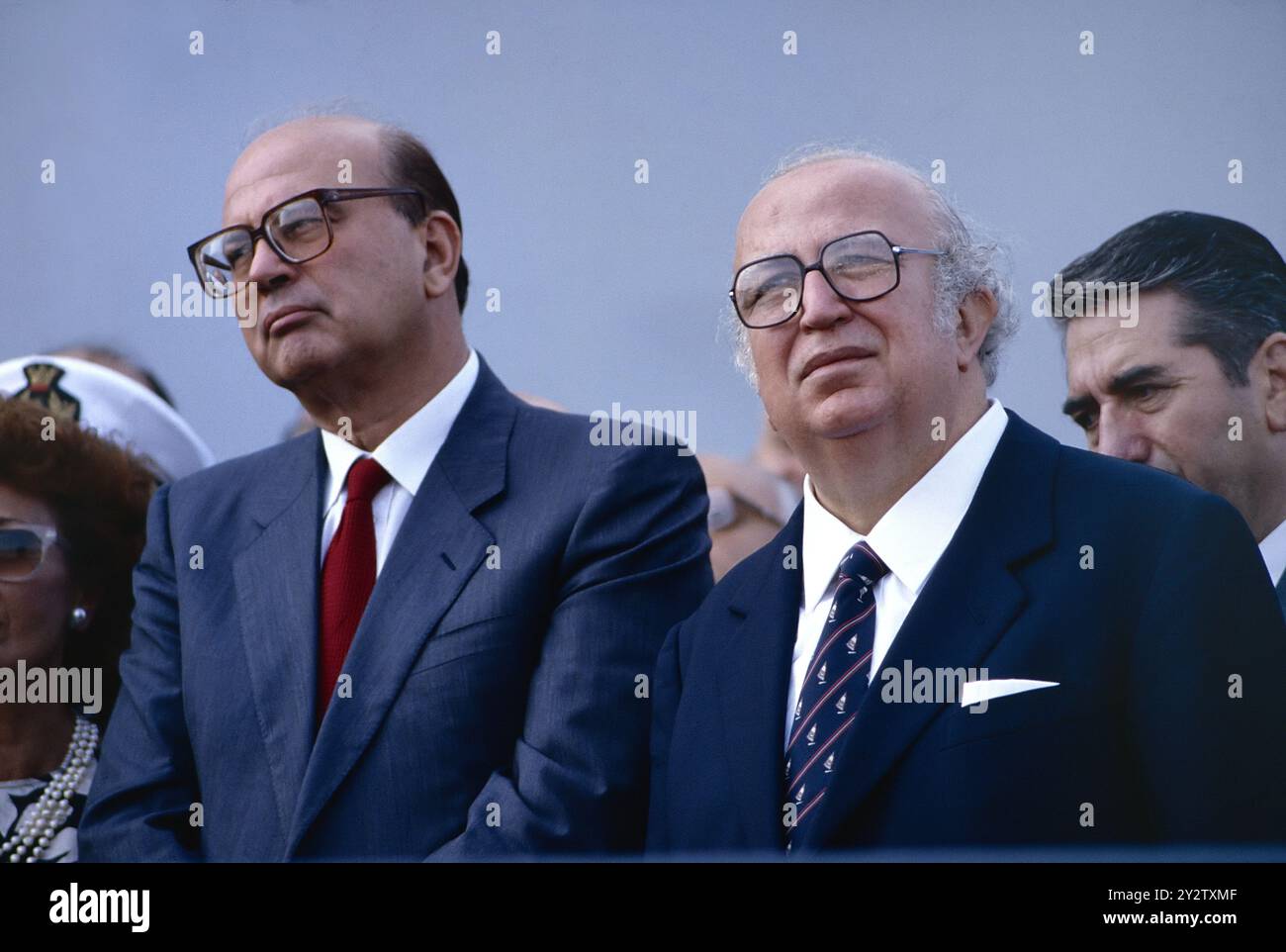 - Bettino Craxi (PSI), Premierminister, und Giovanni Spadolini (PRI), Verteidigungsminister (September 1985) - Bettino Craxi (PSI), Presidente del Consiglio e Giovanni Spadolini (PRI), Ministro della Difesa (Settembre 1985) Stockfoto