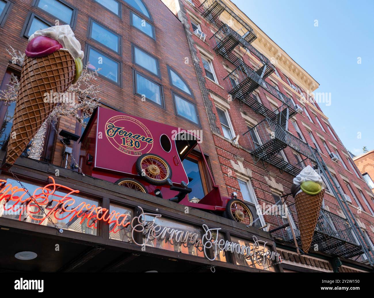 Ferrara Bakery & Cafe in Little Italy bietet seine berühmten italienischen Desserts, New York City, USA 2024 Stockfoto