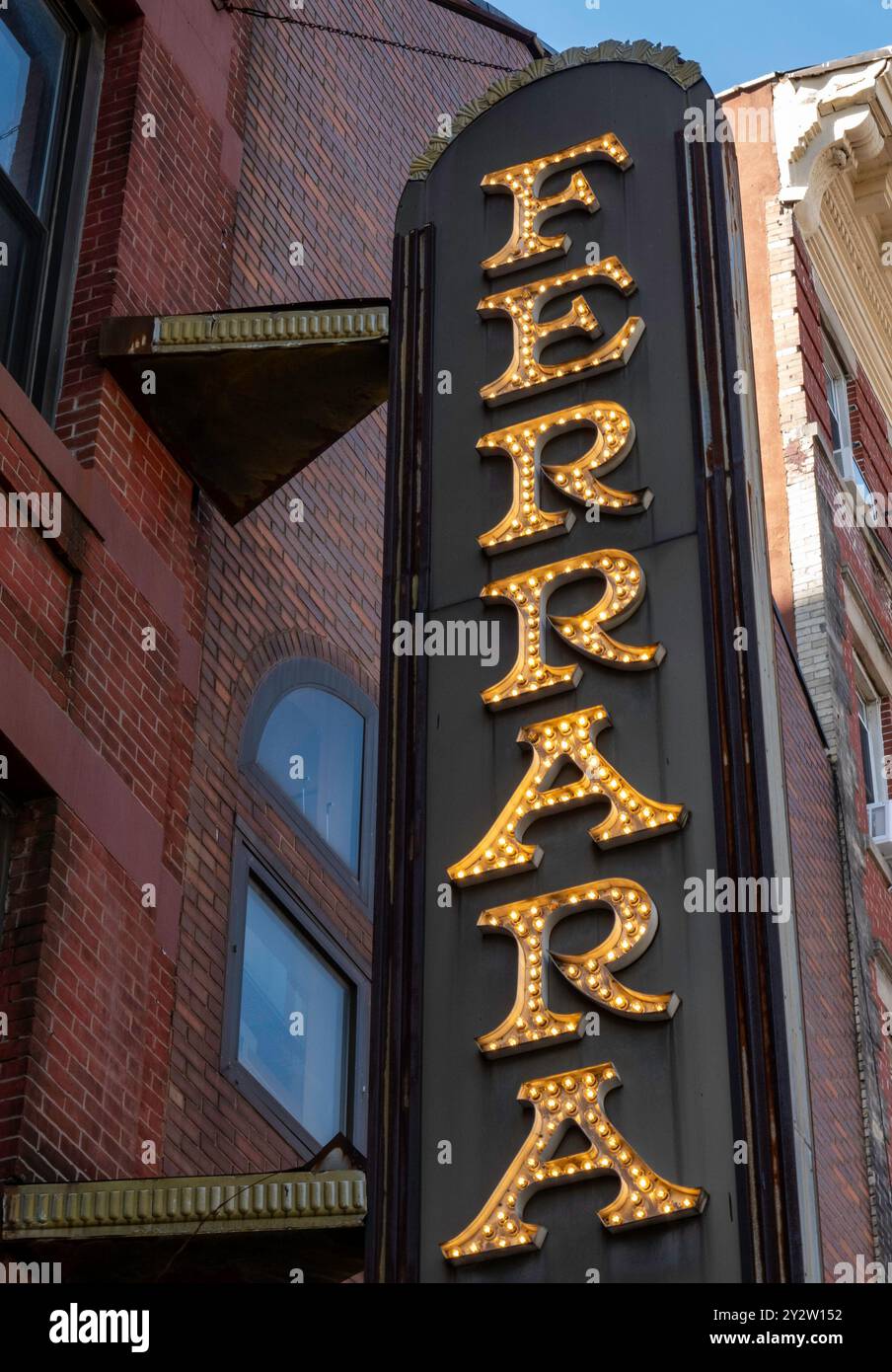 Ferrara Bakery & Cafe in Little Italy bietet seine berühmten italienischen Desserts, New York City, USA 2024 Stockfoto