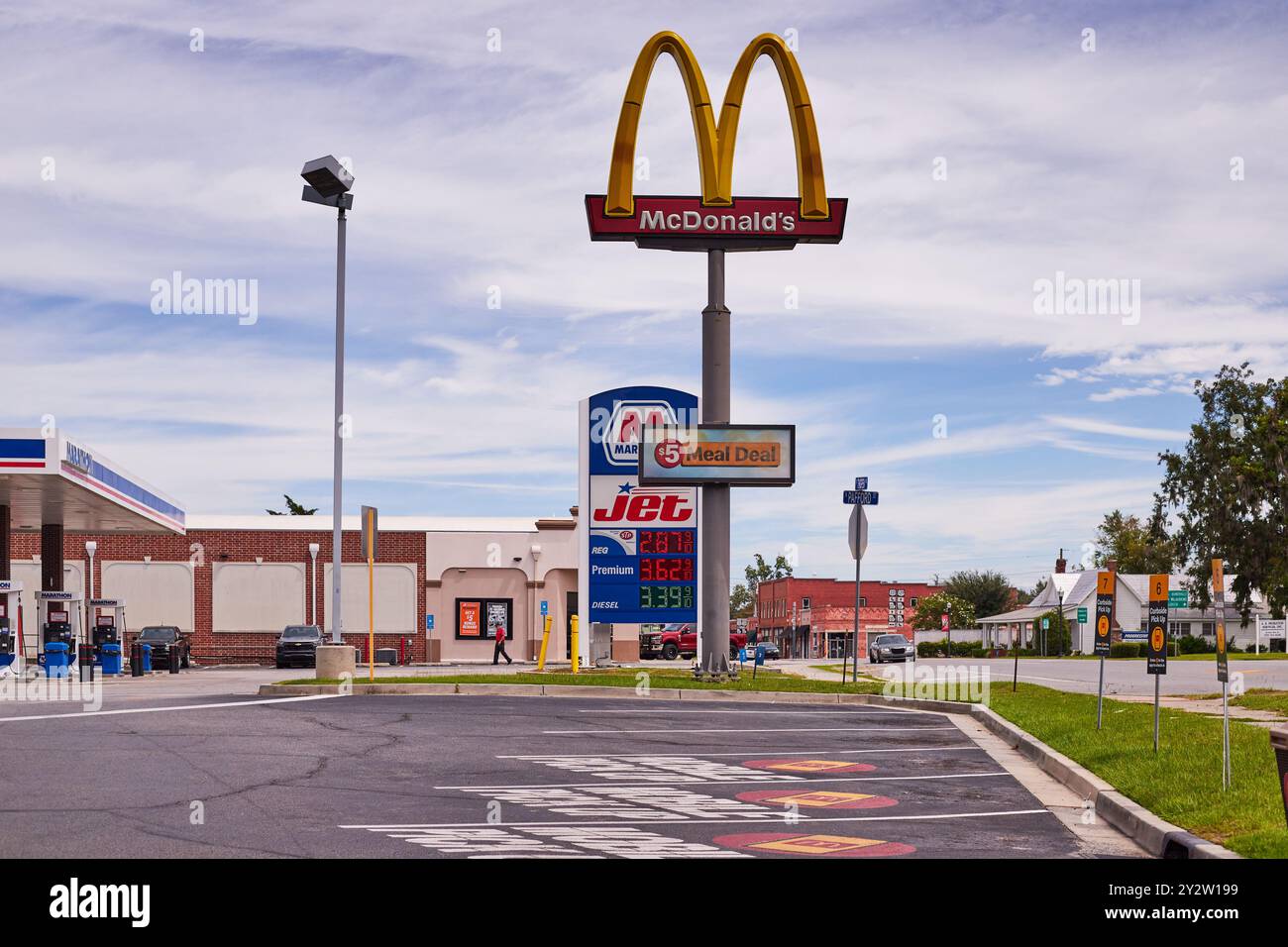 McDonalds Golden Arches Schild vor einer JETTANKSTELLE in Südgeorgien, USA!! Stockfoto