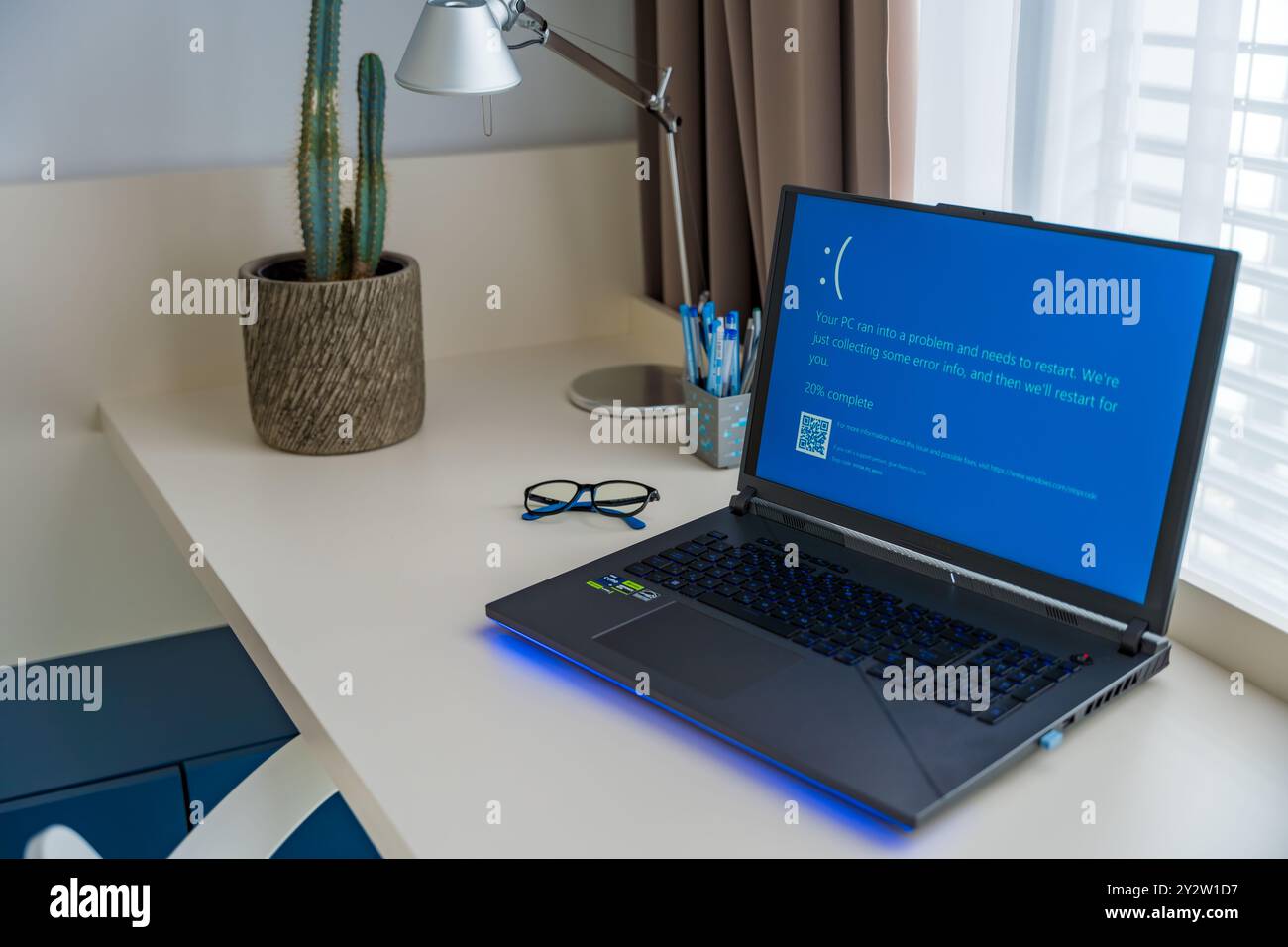 Prag, Tschechische Republik - 11. September 2024: Blauer Bildschirm des Todes auf einem Laptop im Heimbüro Stockfoto