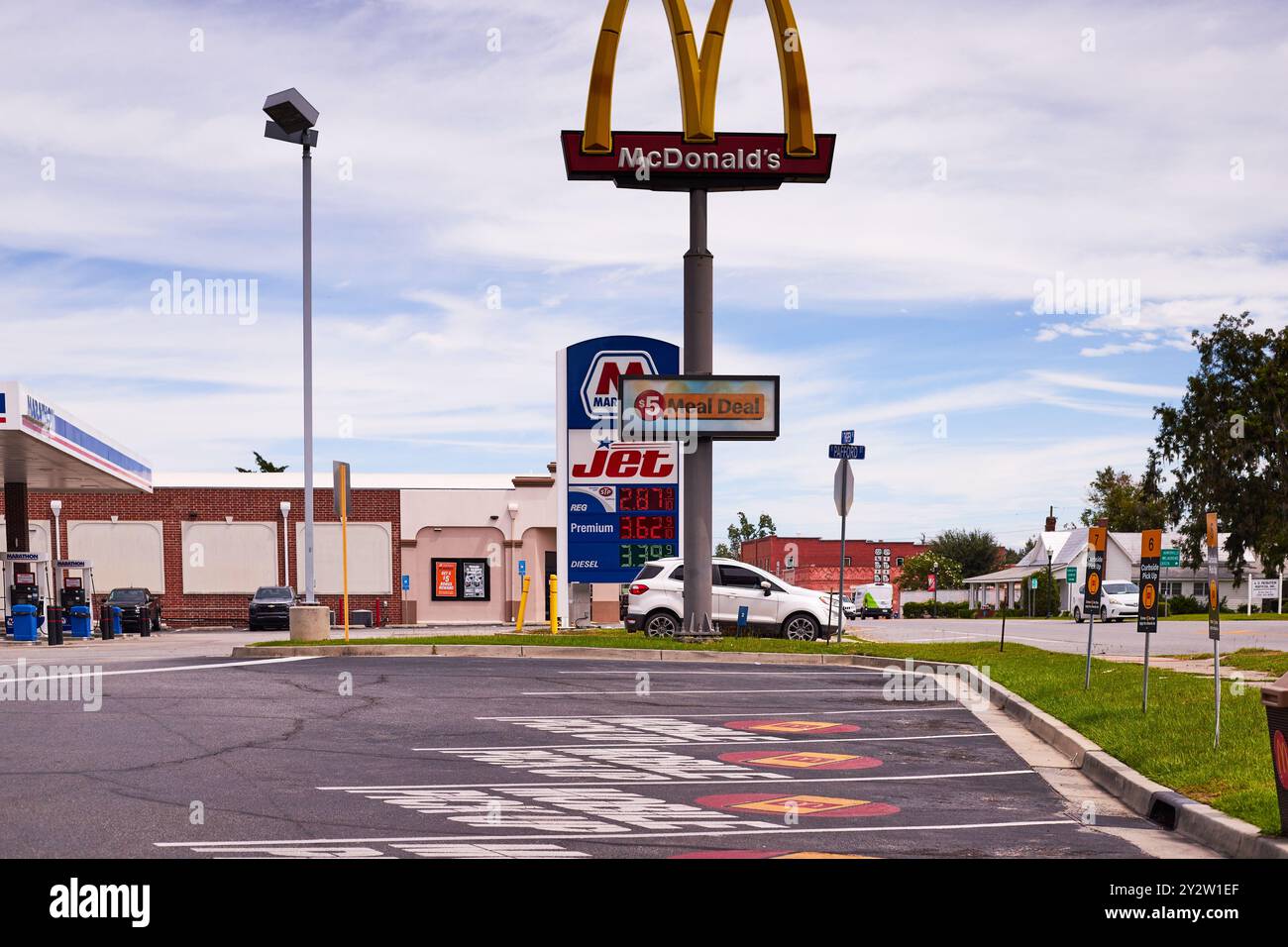 McDonalds Golden Arches Schild vor einer JETTANKSTELLE in Südgeorgien, USA!! Stockfoto