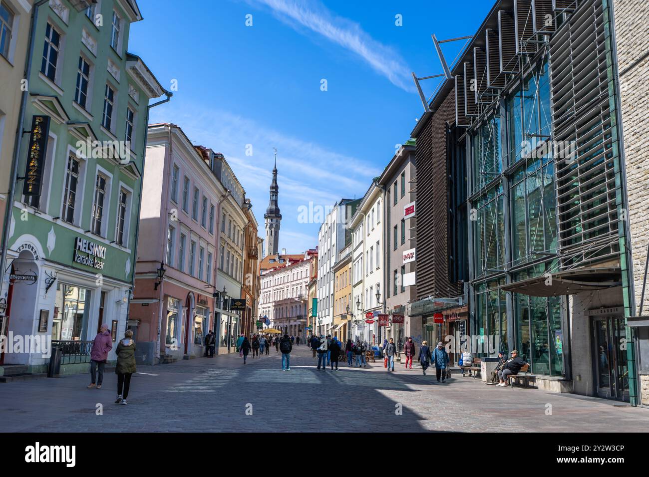 Tallinn, Estland - 8. Mai 2024: Tauchen Sie ein in den mittelalterlichen Charme. Diese malerische Stadt verfügt über gut erhaltene mittelalterliche Architektur und Kopfsteinpflaster Stockfoto