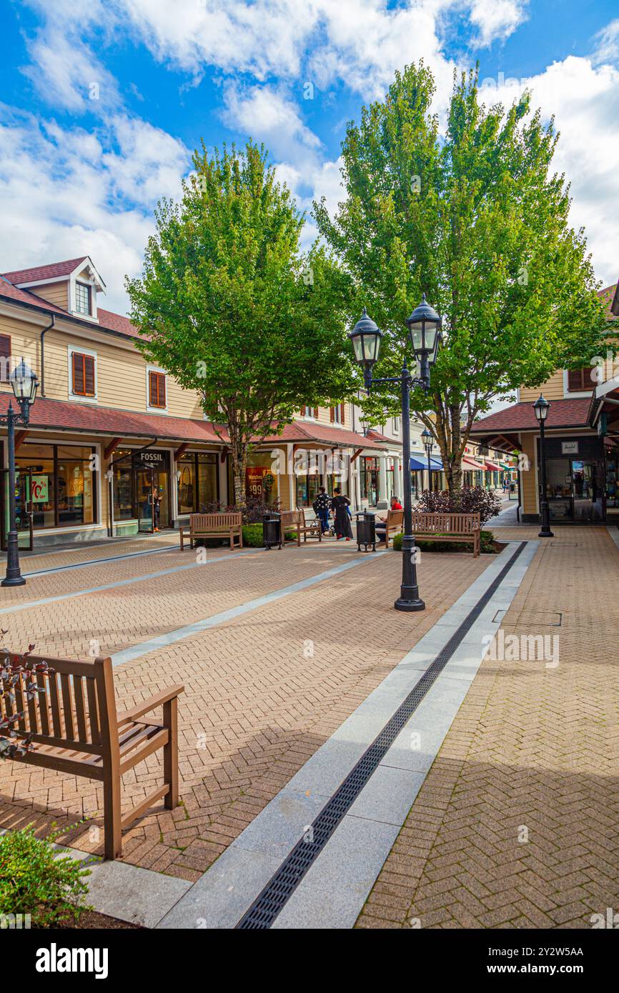 Einkaufszentrum im Freien mit europäischem Flair in der Nähe des Flughafens Vancouver in Kanada Stockfoto