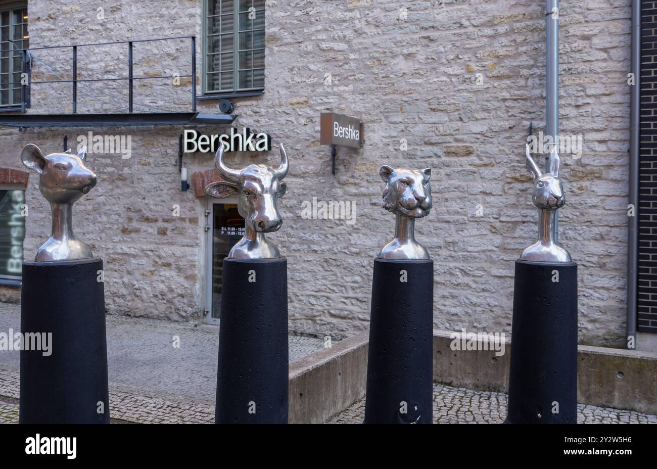 Tallinn, Estland - 8. Mai 2024: Eine Serie von zoomorphen Skulpturen, die vom Künstler Elo Liiv geschaffen wurden, zieren eine Straße im Tallinner Rotermann-Viertel. Stockfoto