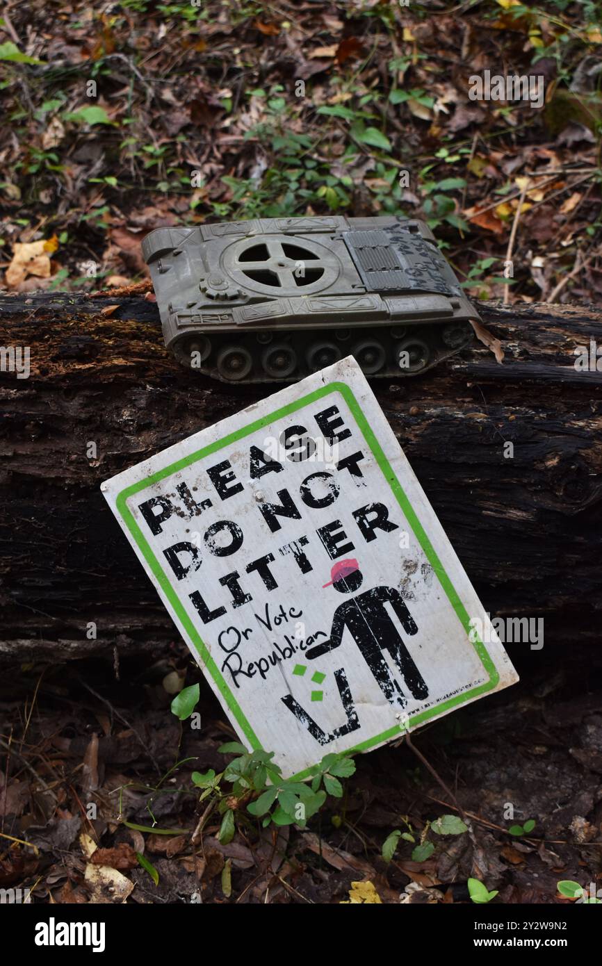 Fundobjekt-Kunstwerke auf dem Doll's Head Trail in Atlanta, Georgia -- 'Bitte nicht verstreuen... Oder stimmen Sie republikanisch“ Stockfoto