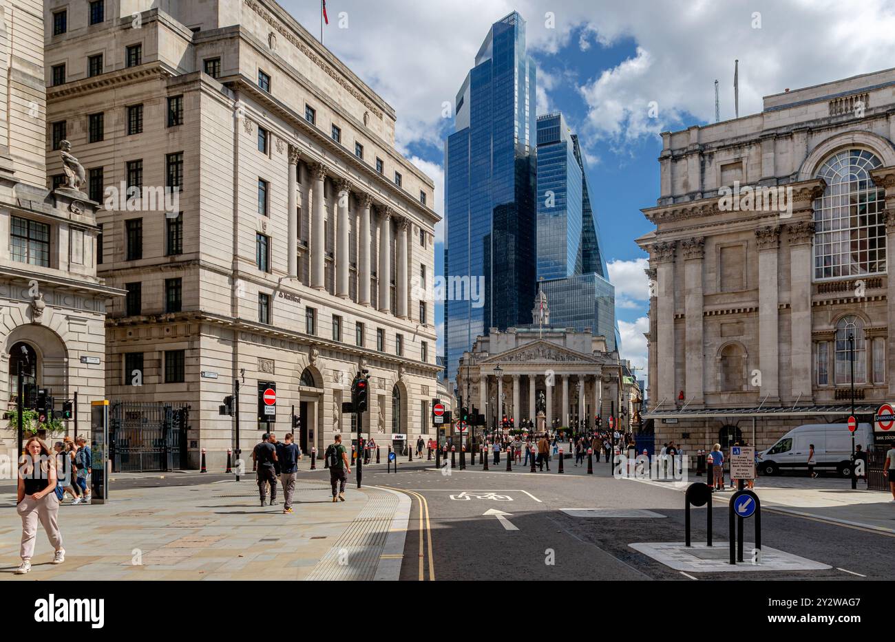 Die Royal Exchange und 22 Bishopsgate von der Bank Junction in London, London, Großbritannien Stockfoto