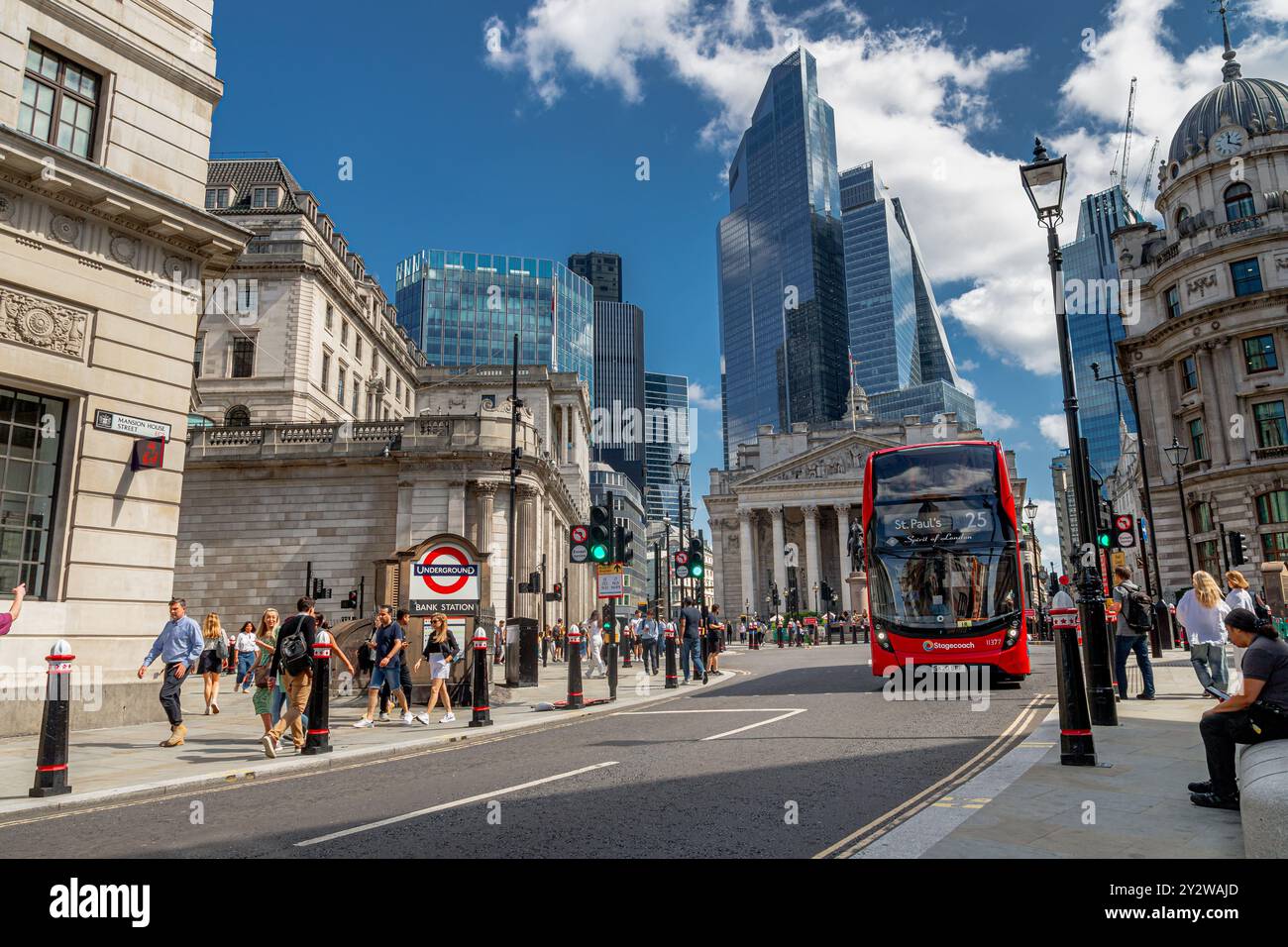 Ein Londoner Doppeldeckerbus der Linie 25 fährt durch die Bank Junction in der City of London, mit 22 Bishopsgate dominiert die Skyline, London, UK Stockfoto