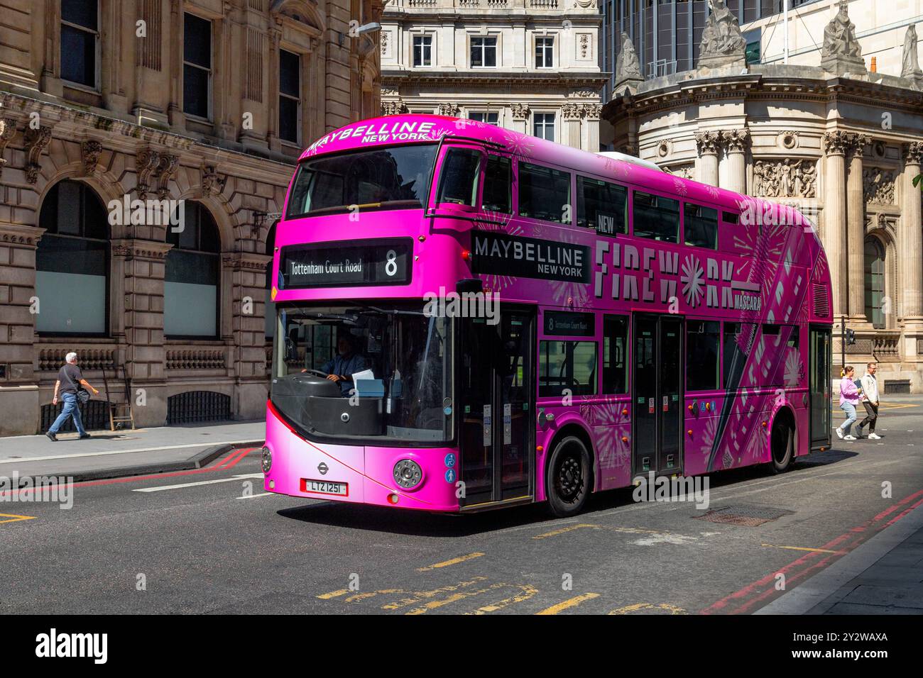 Ein komplett umhüllter Doppeldeckerbus der Linie 8 in London, der Maybelline Cosmetics anbietet, fährt entlang des Bishopsgate in London, London, Großbritannien Stockfoto