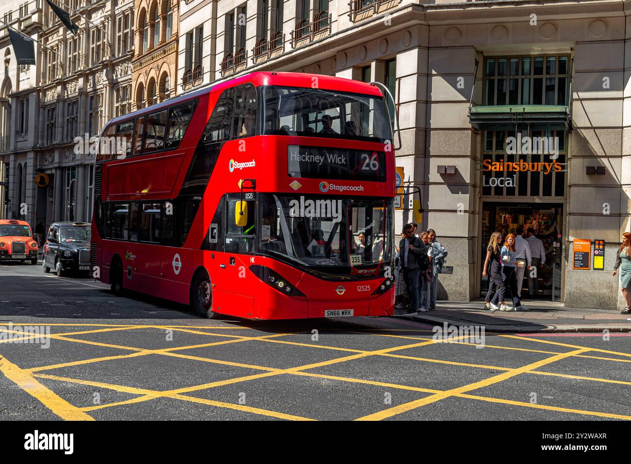 Ein Londoner Bus Nr. 26 auf Cornhill in der City of London auf dem Weg nach Hackney Wick, London, Großbritannien Stockfoto