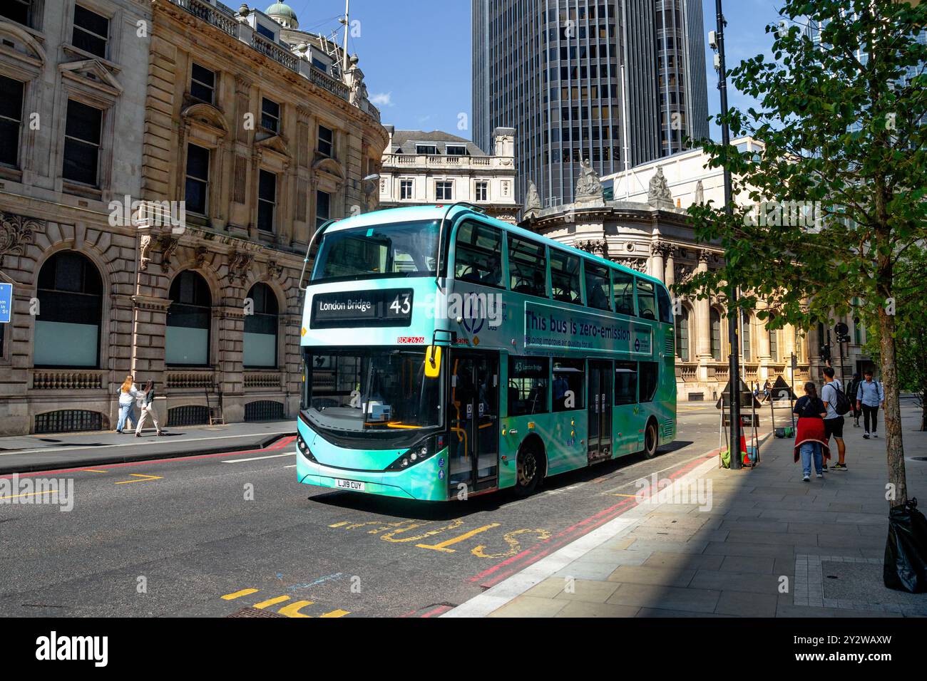 Ein vollständig umwickelter Elektrobus Nr. 43 in London, der entlang des Bishopsgate in der City of London, London, Großbritannien fährt Stockfoto