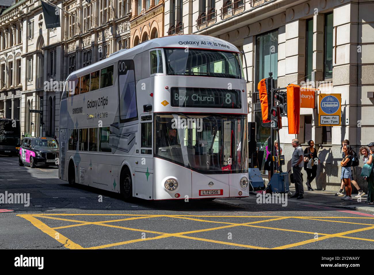 Ein komplett umwickelter Doppeldeckerbus der Nr. 8 in London, der Samsung Galaxy Mobile Handys anpreist, macht es entlang Cornhill in der City of London, Großbritannien Stockfoto