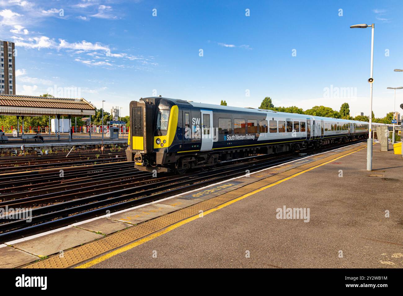 Ein Zug der South Western Railway, der durch den Bahnhof Clapham Junction in South West London, Großbritannien, fährt Stockfoto