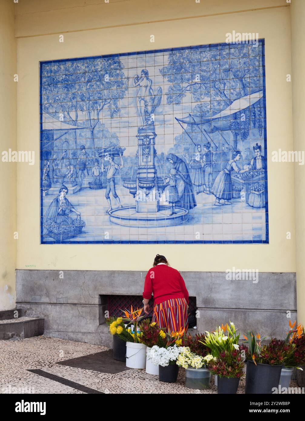 Ein Bild von Wandfliesen zeigt das historische Leben auf dem Markt in Funchal auf der Insel Madeira Stockfoto