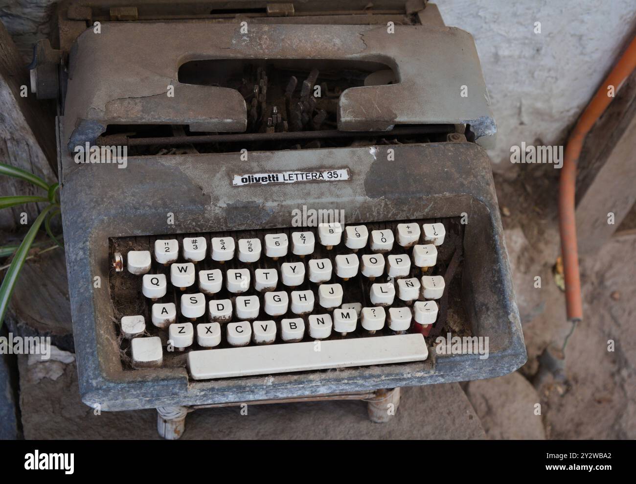 Eine rusty Old Schreibmaschine ziert den Eingang zu einem der Künstlergeschäfte in Los Dominicos in Santiago de Chile Stockfoto