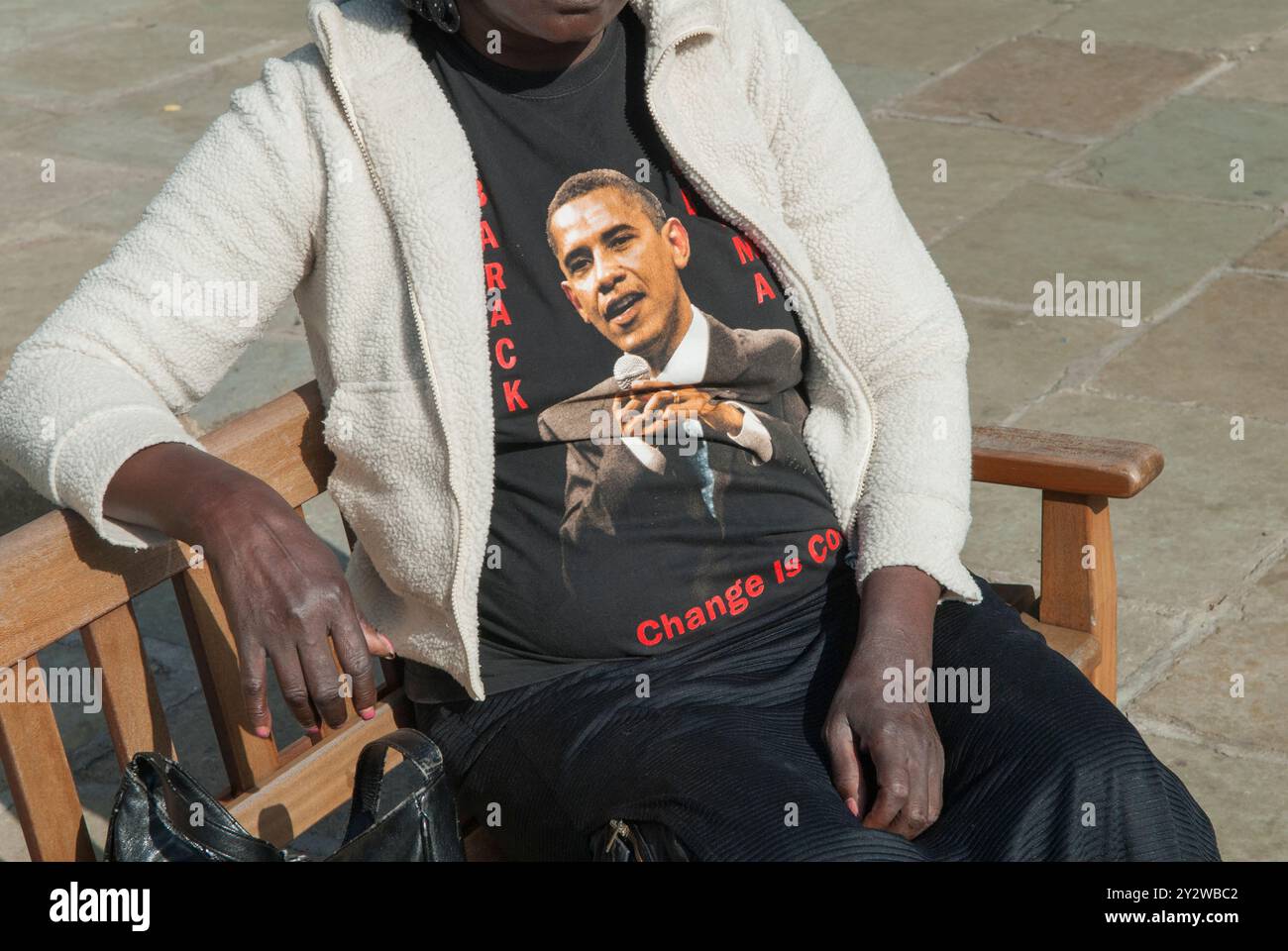 Barack Obama T-Shirt, Veränderung kommt, wird getragen, einen jungen schwarzen Briten kaufen. London, England 29. Juni 2013 2010, UK HOMER SYKES Stockfoto
