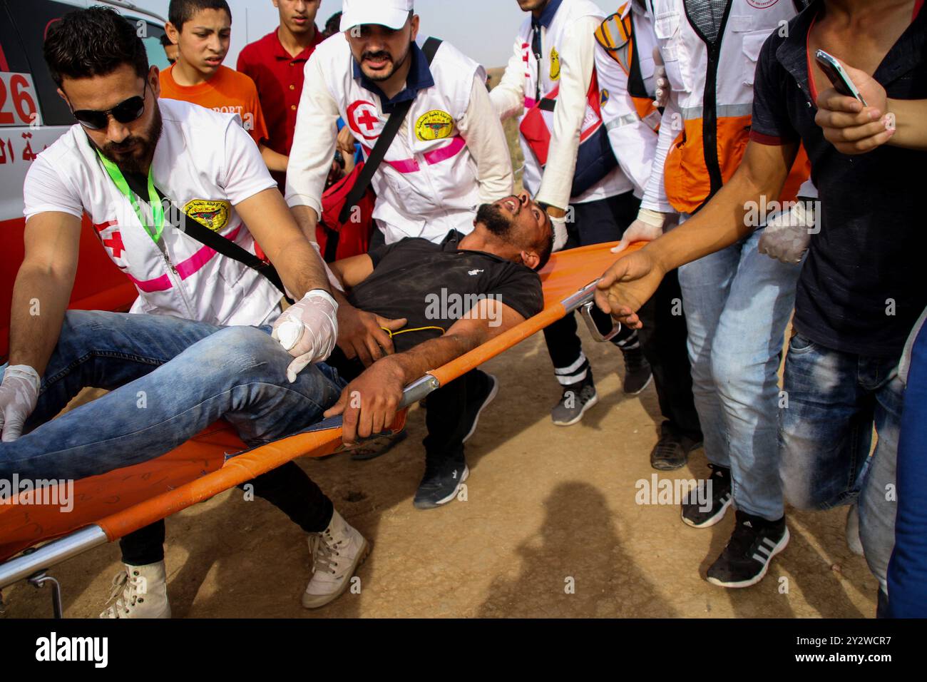 Gaza, Palästina. 31. Mai 2019. Palästinenser versammeln sich für den Großen Rückkehrmarsch mit israelischen Truppen in der Nähe von Abu Safyia im Norden des Gazastreifens. Palästinensische Demonstranten hatten sich an verschiedenen Orten entlang der Grenze des Gazastreifens zu Israel versammelt, wobei einige Steine auf die israelischen Soldaten auf der anderen Seite des Zauns warfen. Soldaten feuerten lebendige und gummibeschichtete Kugeln und Tränengas auf sie ab und verletzten eine Reihe von Demonstranten. Seit dem Beginn des Großen Rückkehrprotests in Gaza am 30. März 2018 wurden mehr als 250 palästinensische Demonstranten getötet Stockfoto