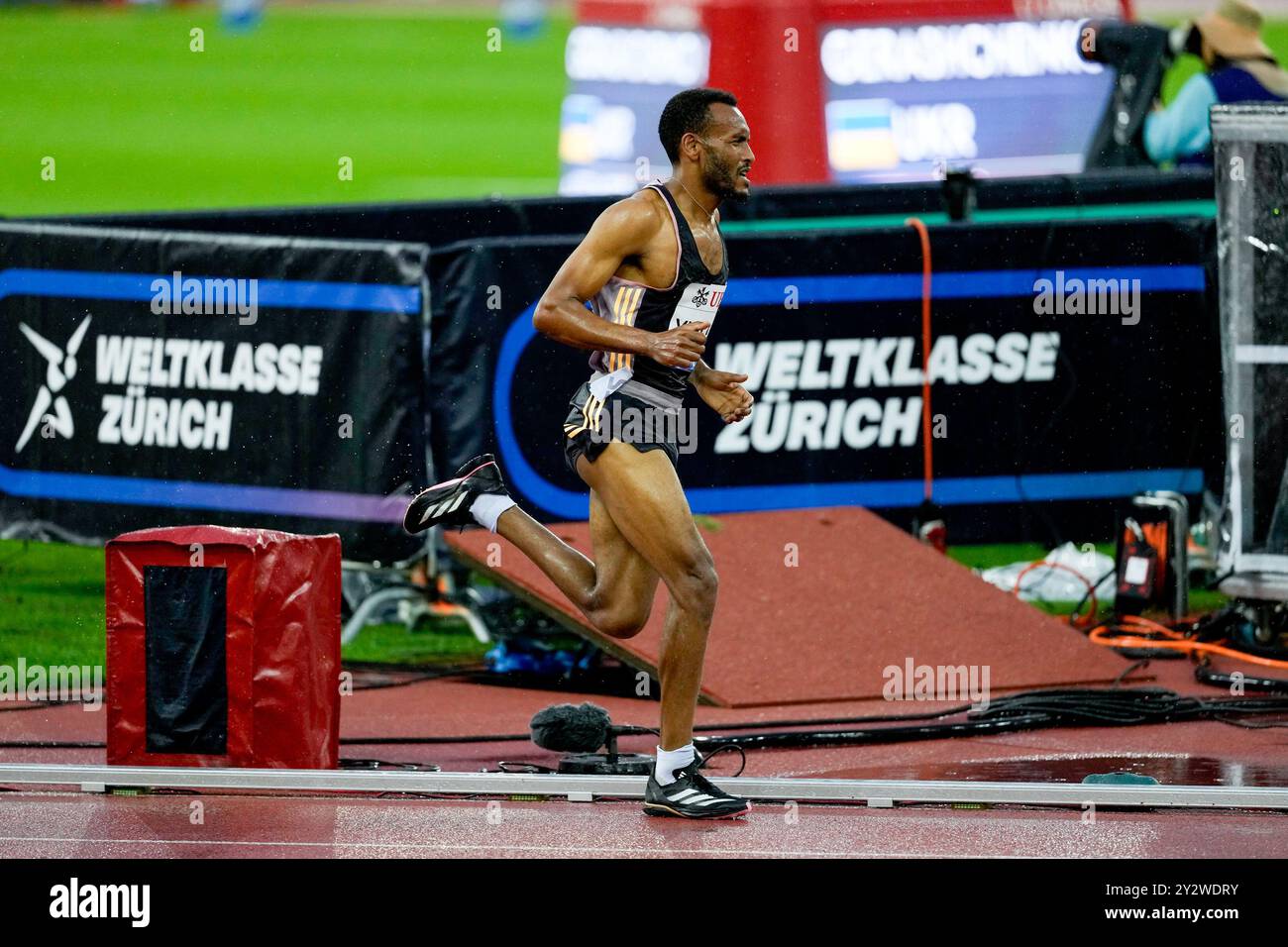 Zürich, Schweiz. September 2024. Zürich, 5. September 2024: Addisu Yihune (ETH) während des 3000m Men Events in der Wanda Diamond League Weltklasse Zürich im Stadion Letzigrund in Zürich. (Daniela Porcelli/SPP) Credit: SPP Sport Press Photo. /Alamy Live News Stockfoto