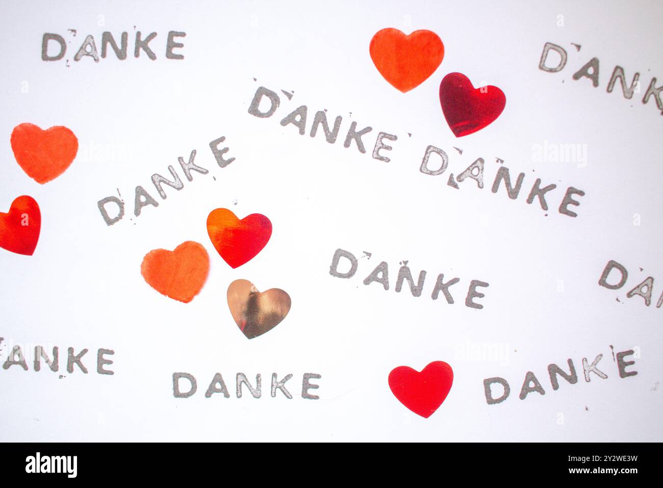 Dankeskarte in deutscher Sprache mit dem Wort DANKE gemacht von Briefmarken auf weißem Hintergrund Stockfoto