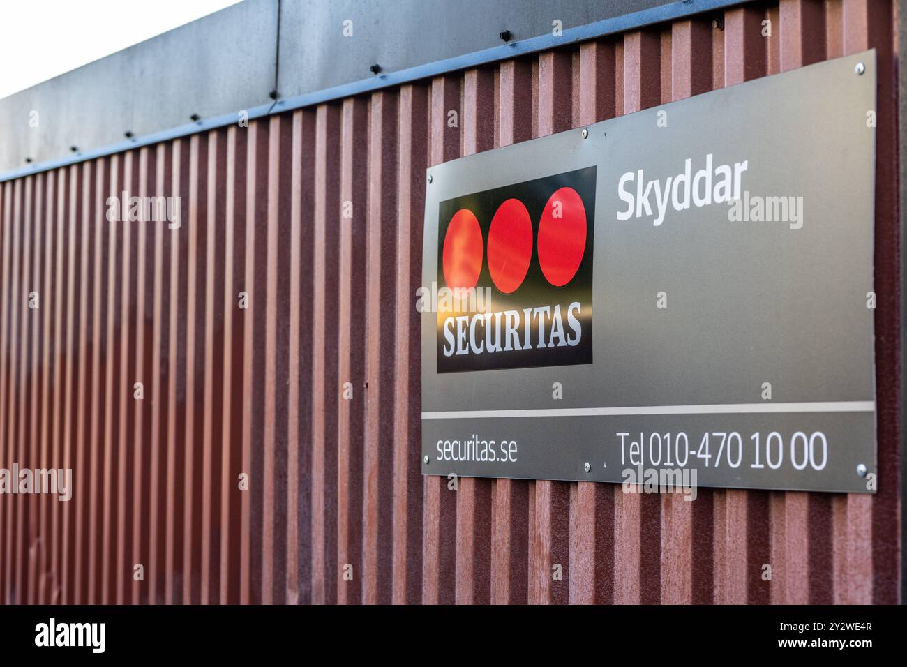 Göteborg, Schweden - 28. Juli 2022: Securitas-Logo an der Wand einer Garage. Stockfoto