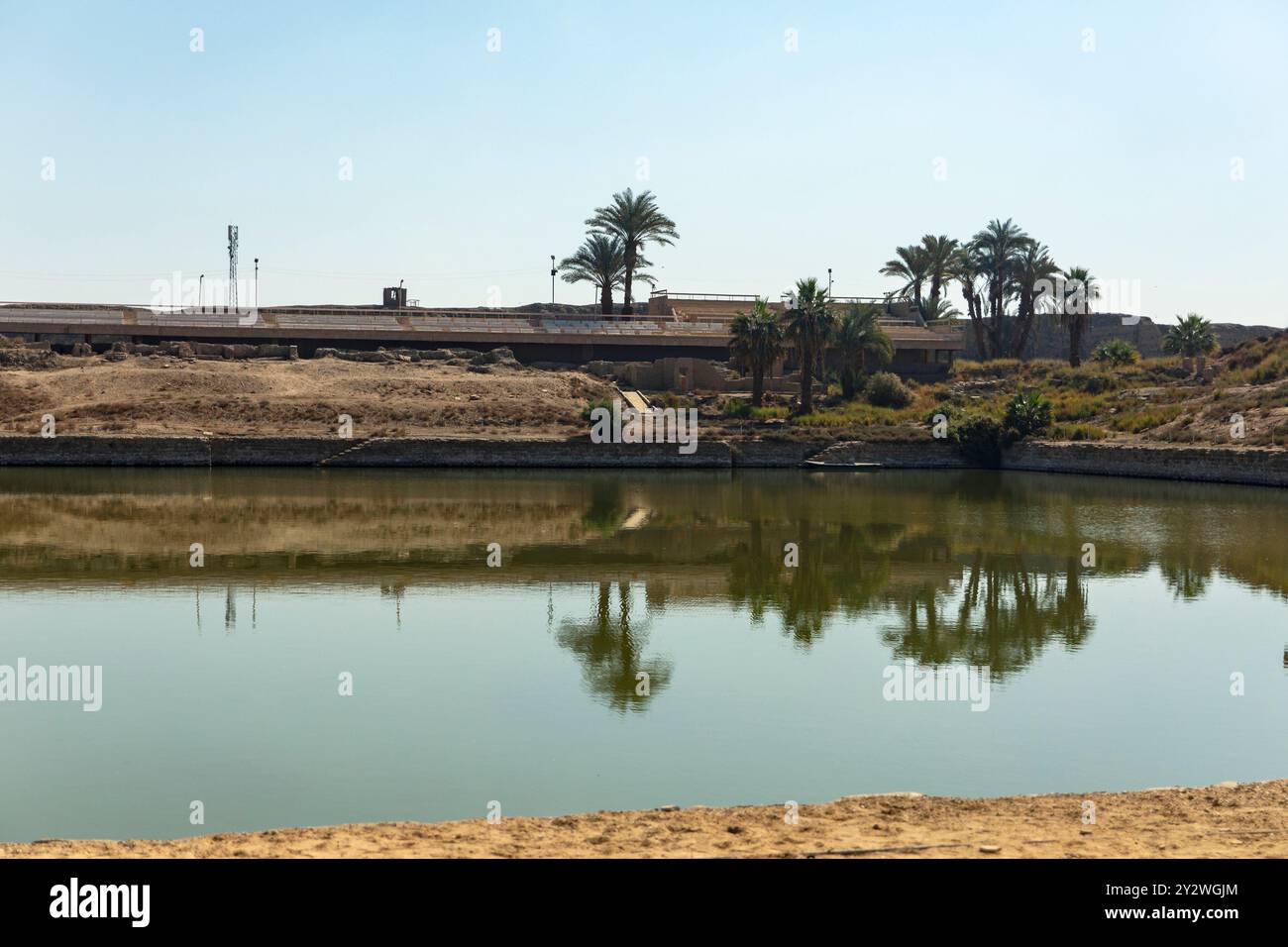 Der Heilige See von Karnak ist eine Oase der Ruhe innerhalb des belebten Tempelkomplexes von Karnak. Das ruhige Wasser spiegelt den majestätischen Tempel wider. Stockfoto