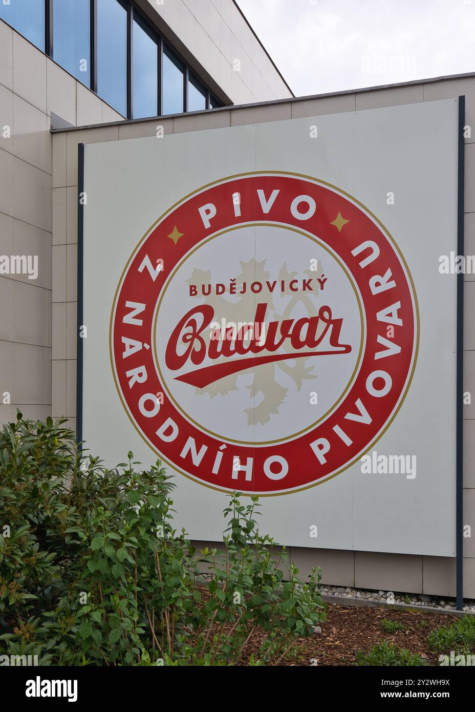 Tschechische Republik, České Budějovice - 08. Mai 2024: Firmenzeichen bei der Brauerei Budweiser Budvar. Stockfoto