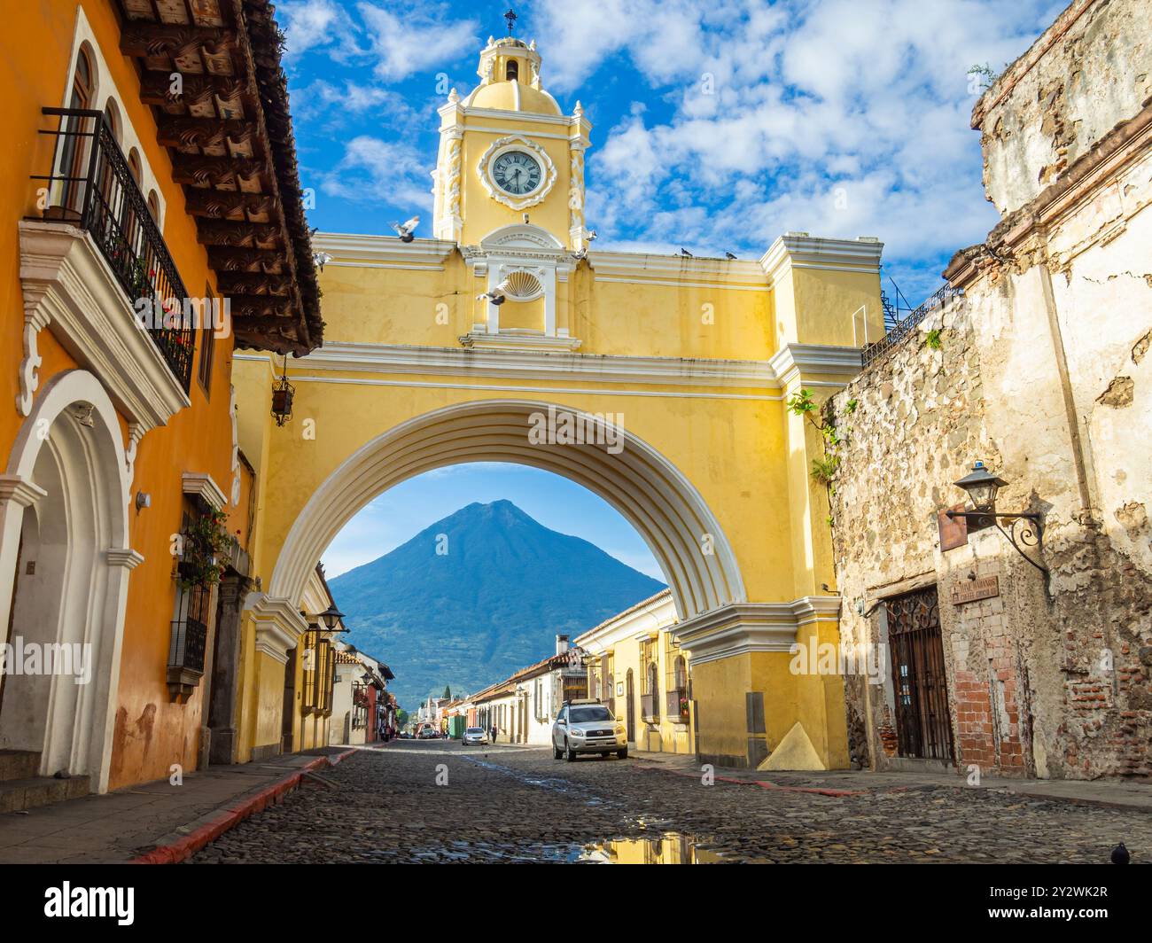 Blick auf Arco de Santa Catalina und Volcan de Agua in Antigua Guatemala. Stockfoto