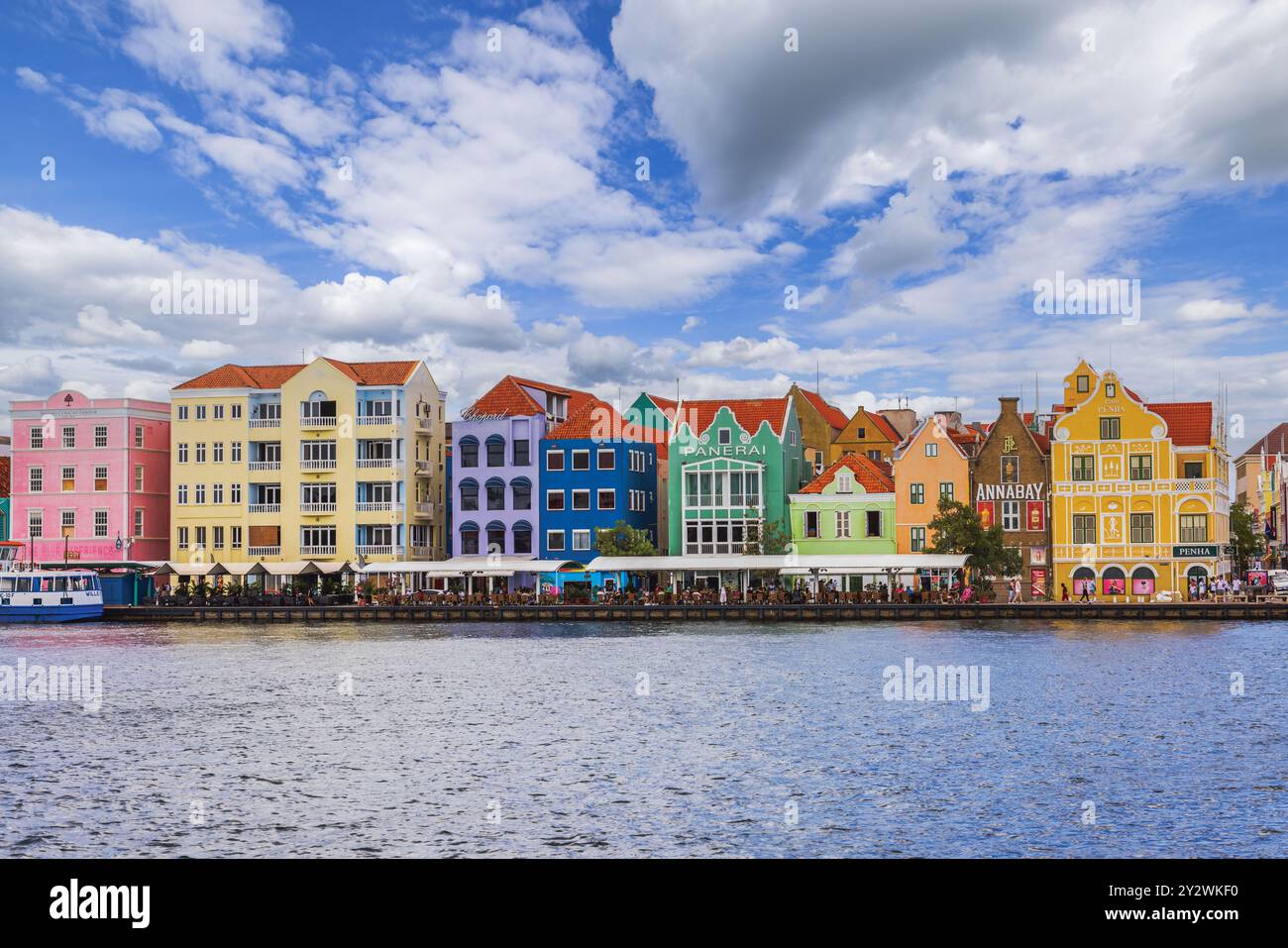 Farbenfrohe Gebäude am Wasser in Willemstad, Curacao unter blauem Himmel mit weißen Wolken. Willemstad. Curacao. Stockfoto